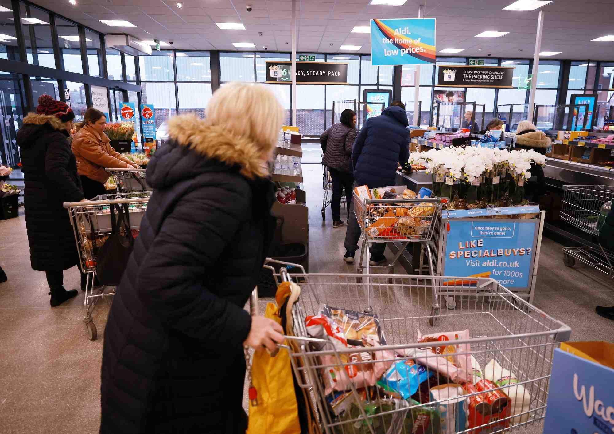 Des personnes font leurs courses a l'interieur d'un supermarche aldi pres d'altrincham