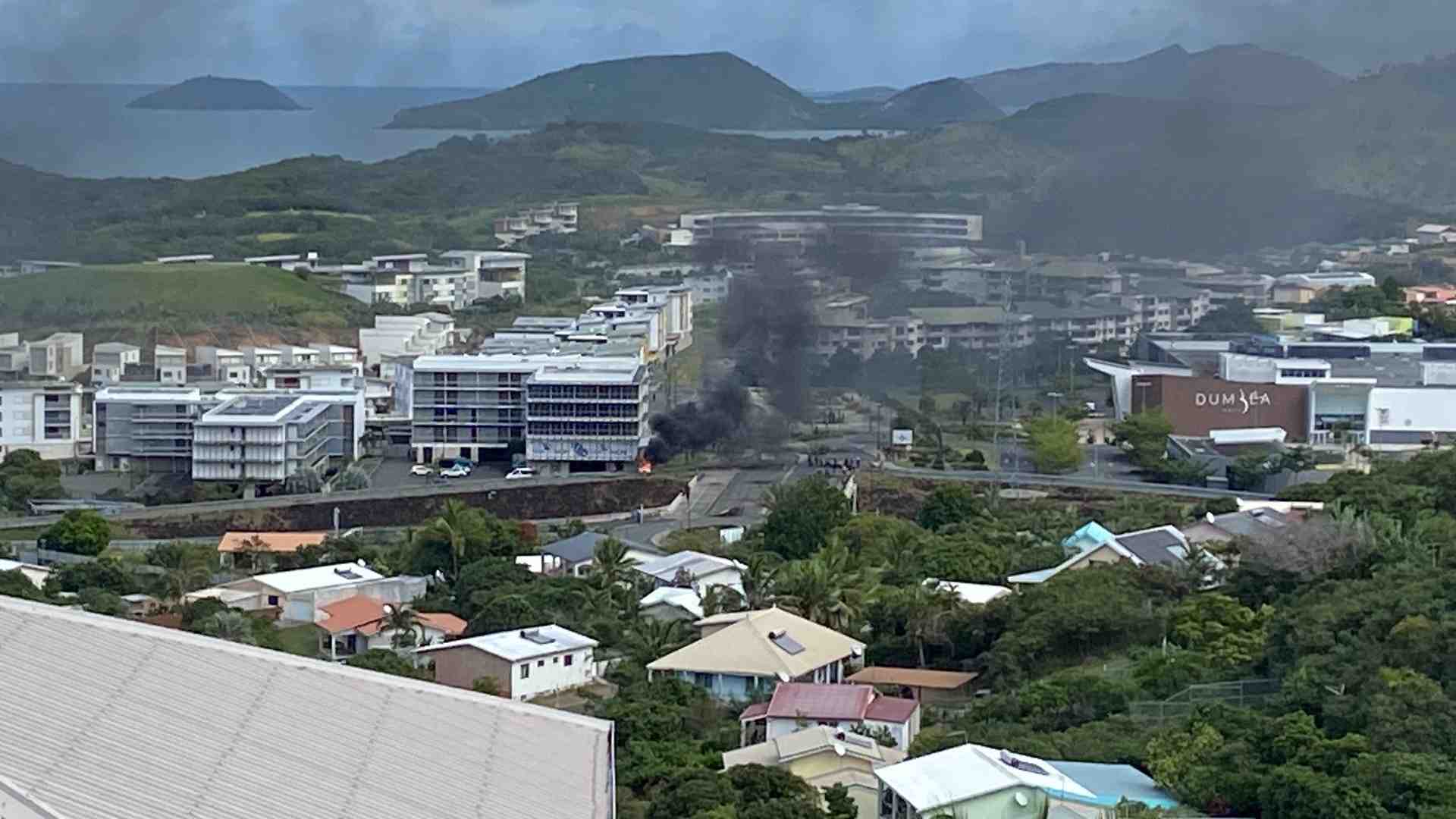 Vue apres un incendie a cote du centre commercial dumbea a koutio, dumbea, nouvelle-caledonie