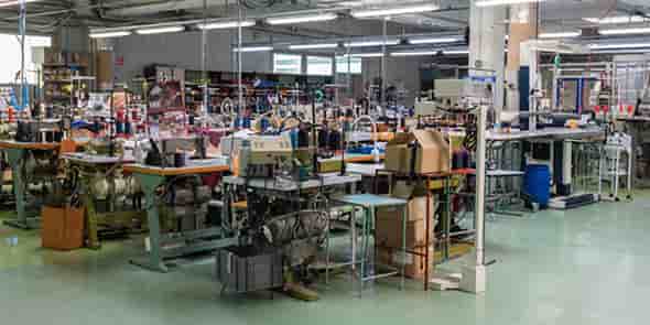 C'est dans les ateliers de l'entreprise gardoise Eminence, à Aimargues, que sont fabriqués quelque 7 000 premiers masques en tissu, destinés aux sapeurs-pompiers de l'Hérault et soignants du CHU de Montpellier.