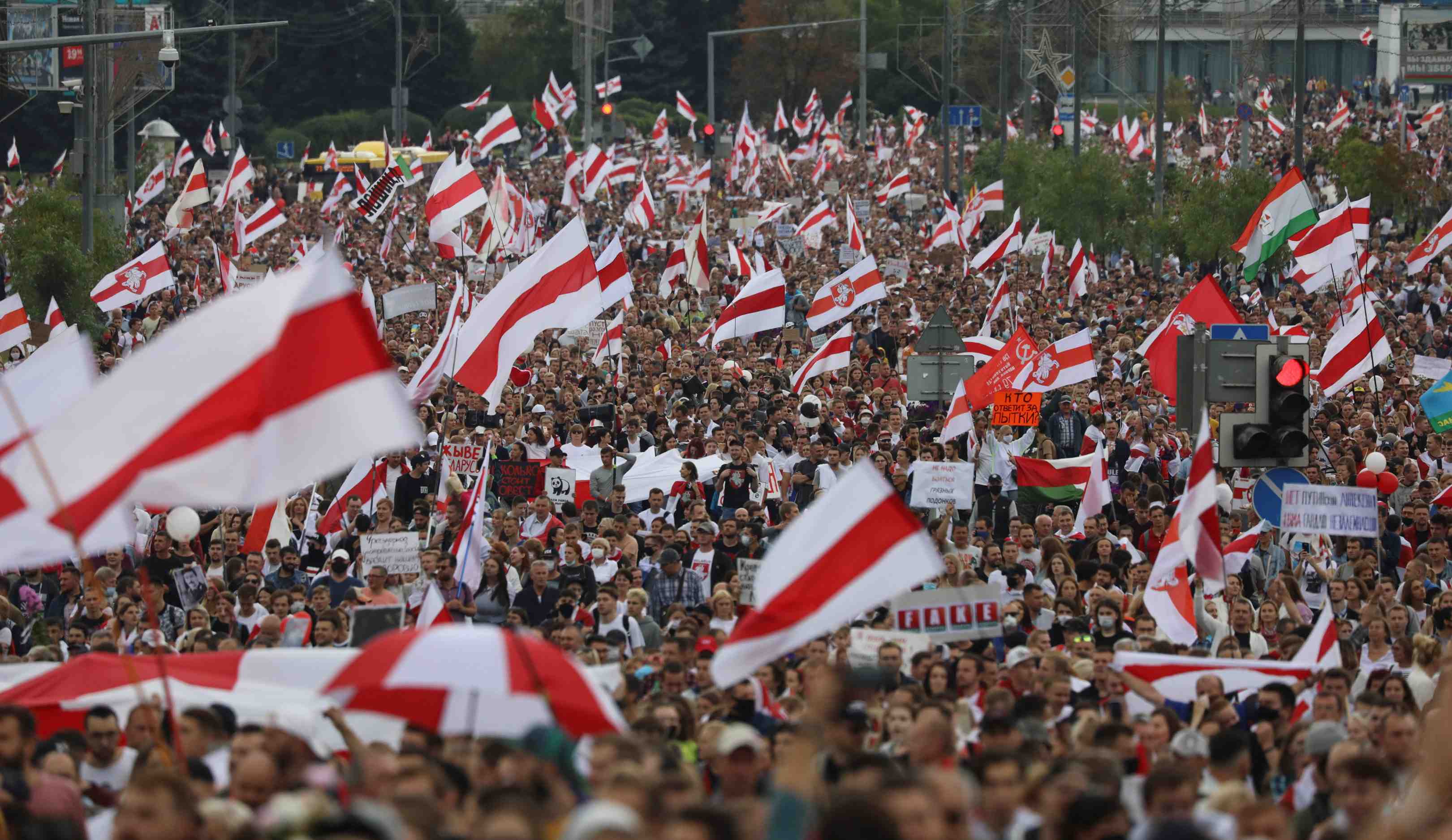 Nouvelle manifestation massive a minsk, des dizaines d'interpellations