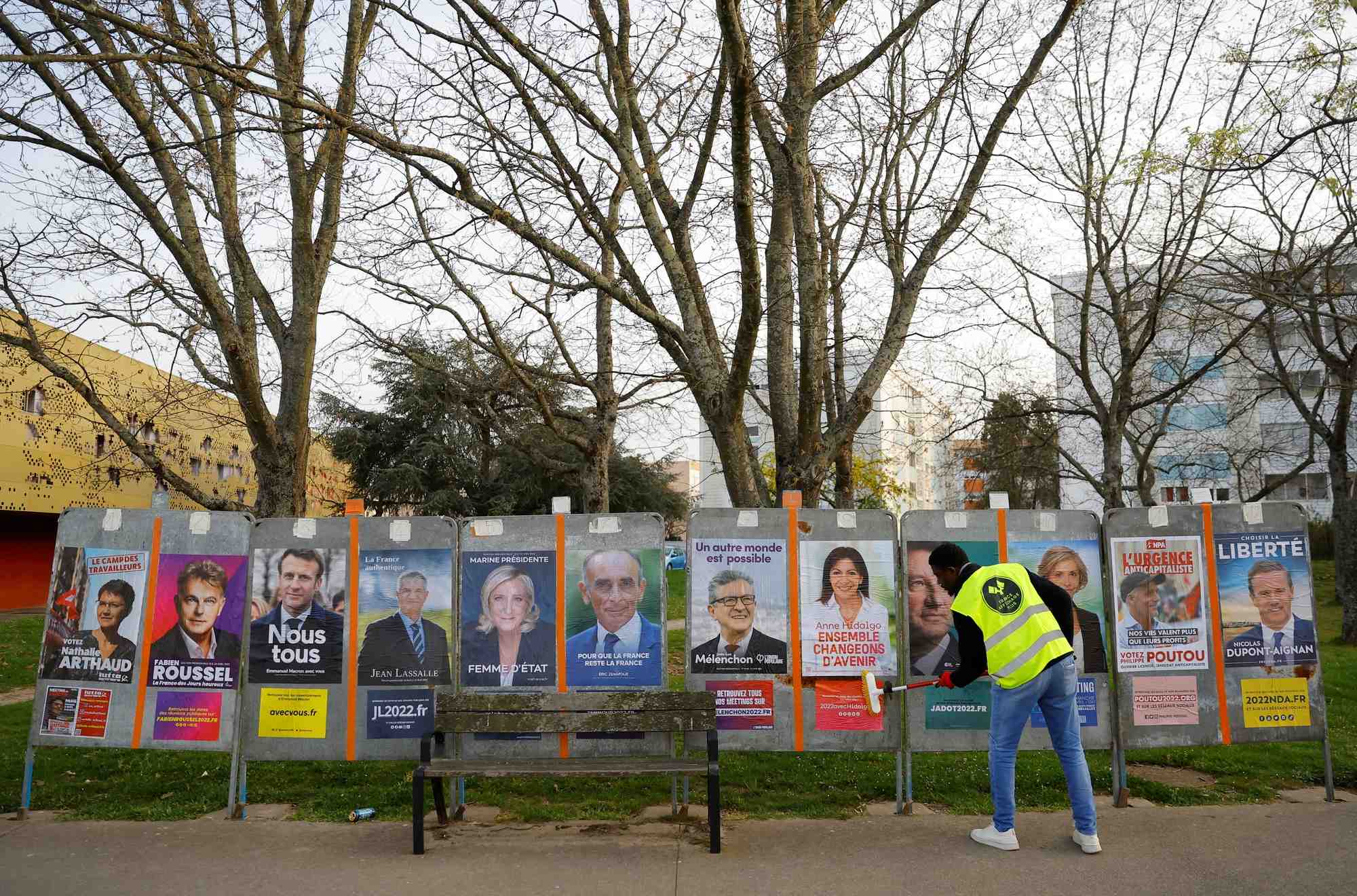 Entre enquete internationale et embargo, les candidats a la presidentielle tentent de se positionner sur boutcha