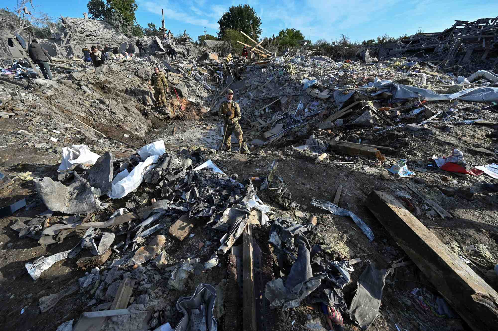 Les forces ukrainiennes inspectent une zone residentielle fortement endommagee par les bombardements russes dans la ville de zaporijjia