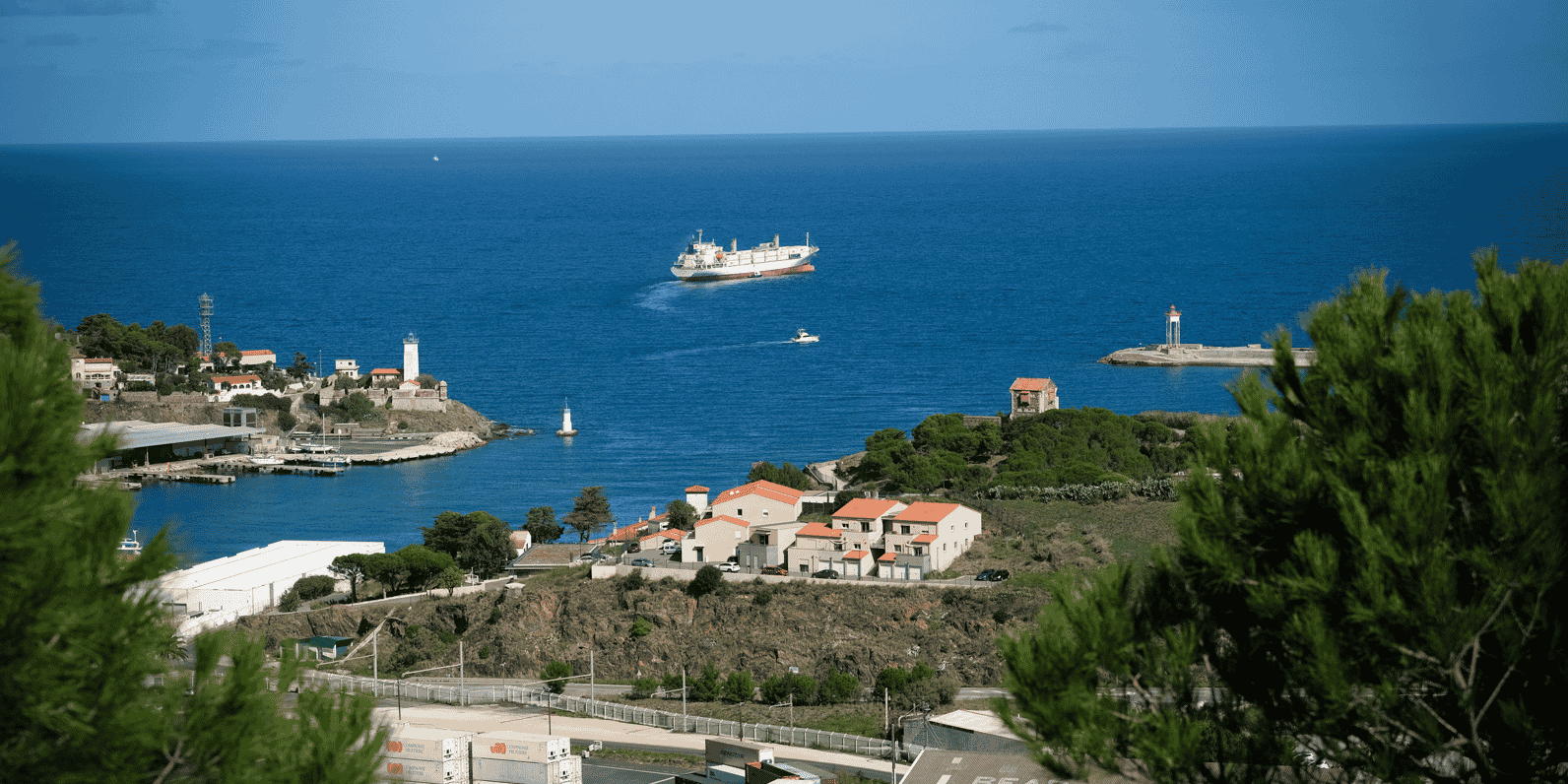 Dans les Pyrénées-Orientales, le port de Port-Vendres accueille 50 à 90 bateaux chaque année, de 110 mètres de long pour les plus gros.