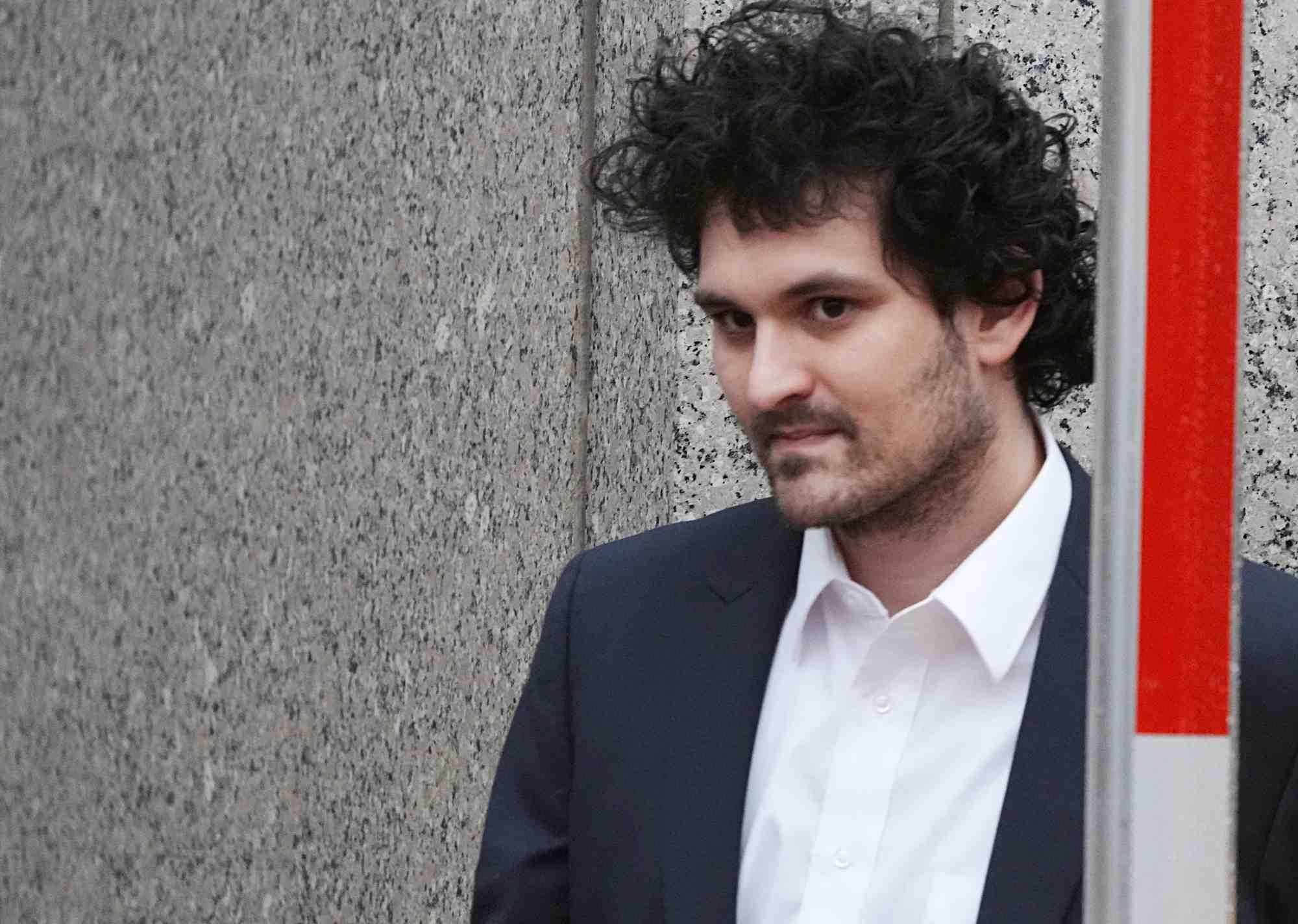 L'ancien pdg de ftx, bankman-fried, comparait devant le tribunal federal de manhattan a new york