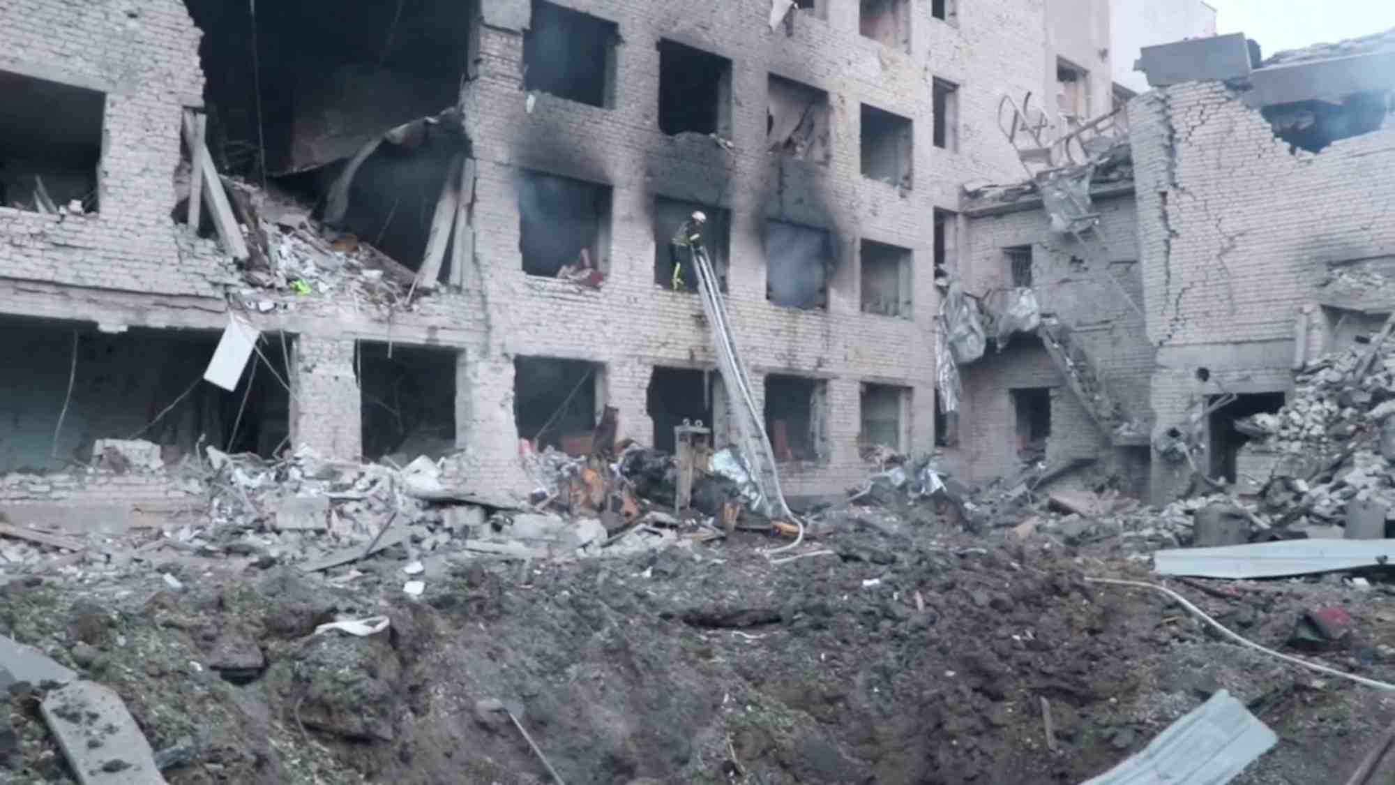 Consequences d'une frappe de missile russe a dnipro en ukraine