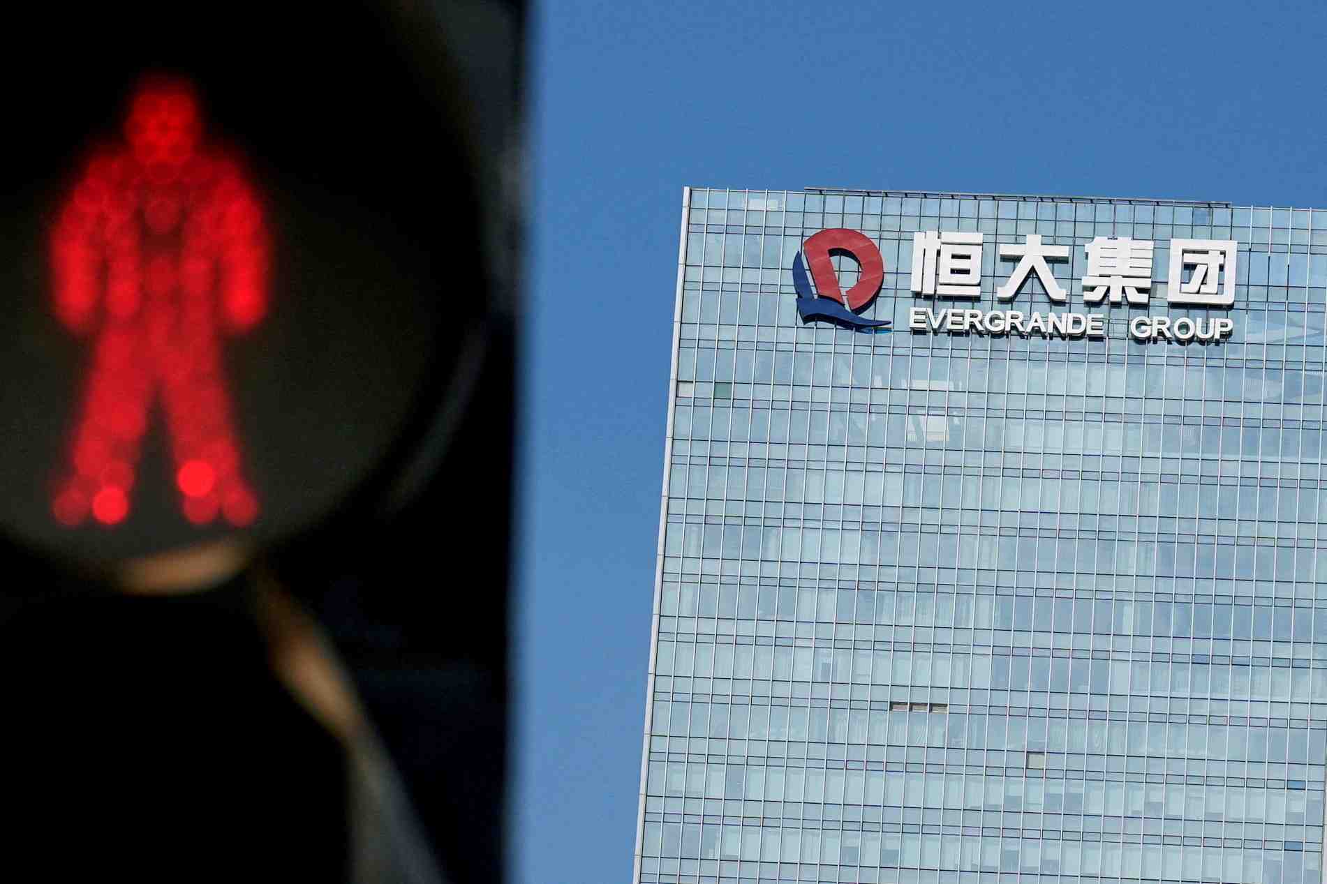 Fin juin, Evergrande estimait avoir des dettes de 328 milliards de dollars, soit un peu moins que le PIB de Hong Kong avant la pandémie.