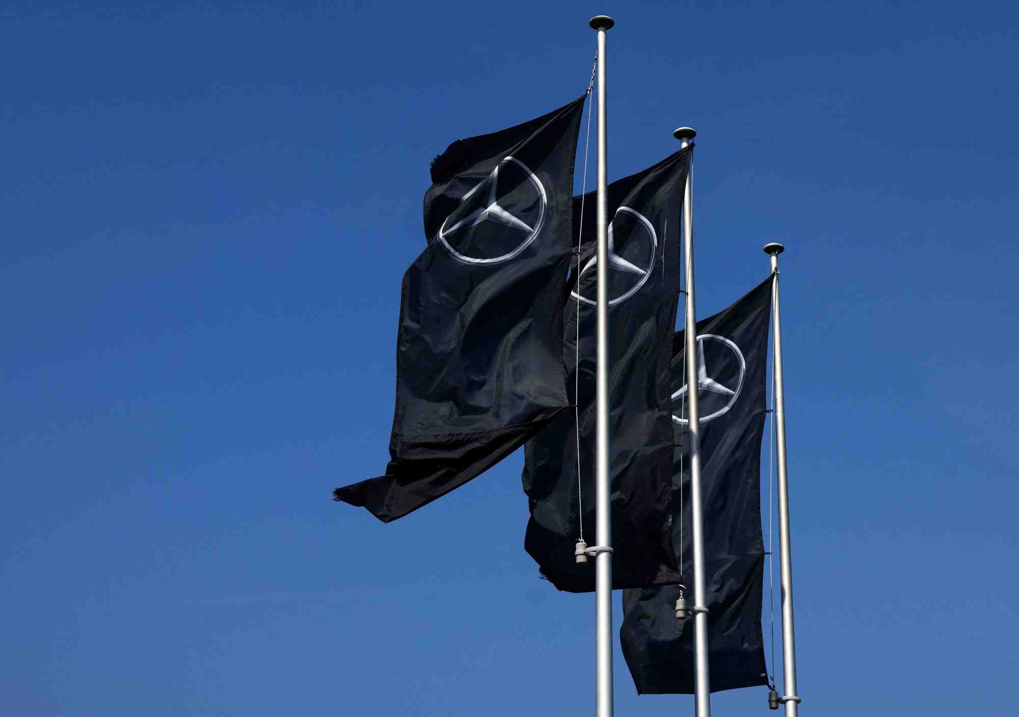 Photo du logo de mercedes-benz a l'exterieur d'un concessionnaire a bruxelles