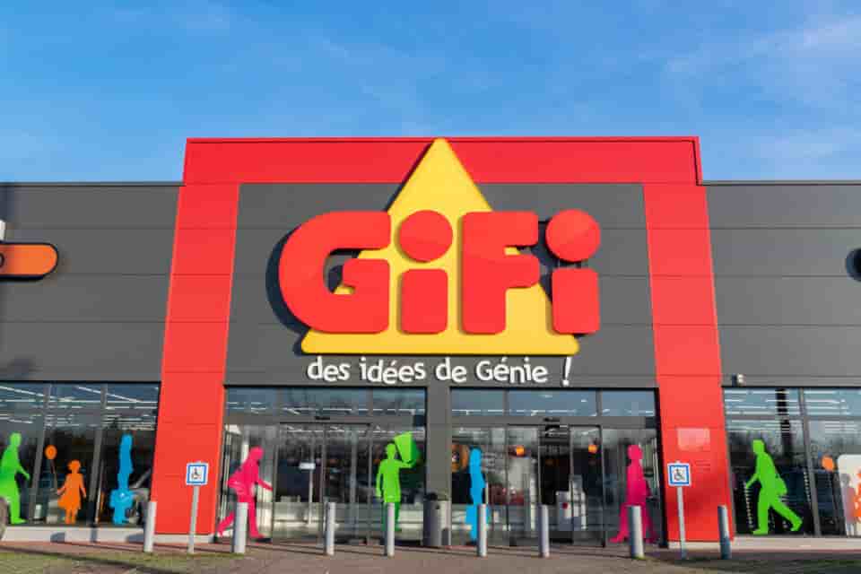 GiFi a ouvert en avril 2023 son 600e magasin en Europe et pèse 1,5 milliard d'euros de chiffre d'affaires annuel, employant plus de 10.000 personnes.