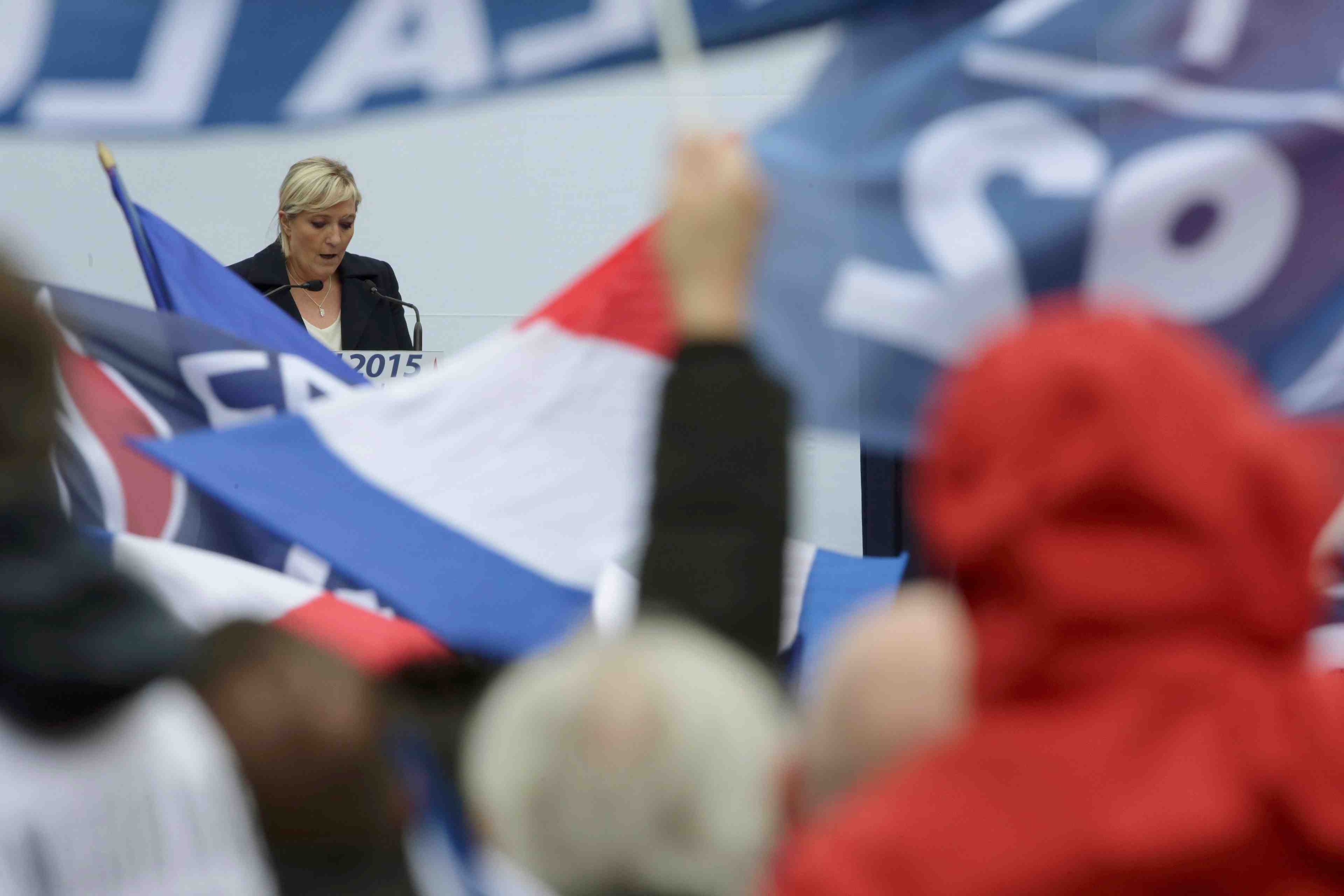 Le 1er-mai de marine le pen perturbe par les femen, et son pere