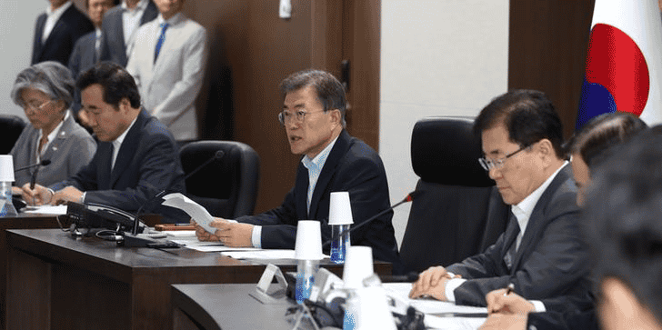 Le président sud-coréen Moon Jae-in préside le Conseil national de sécurité à la Maison bleue présidentielle à Séoul, en Corée du Sud, le 4 juillet 2017.