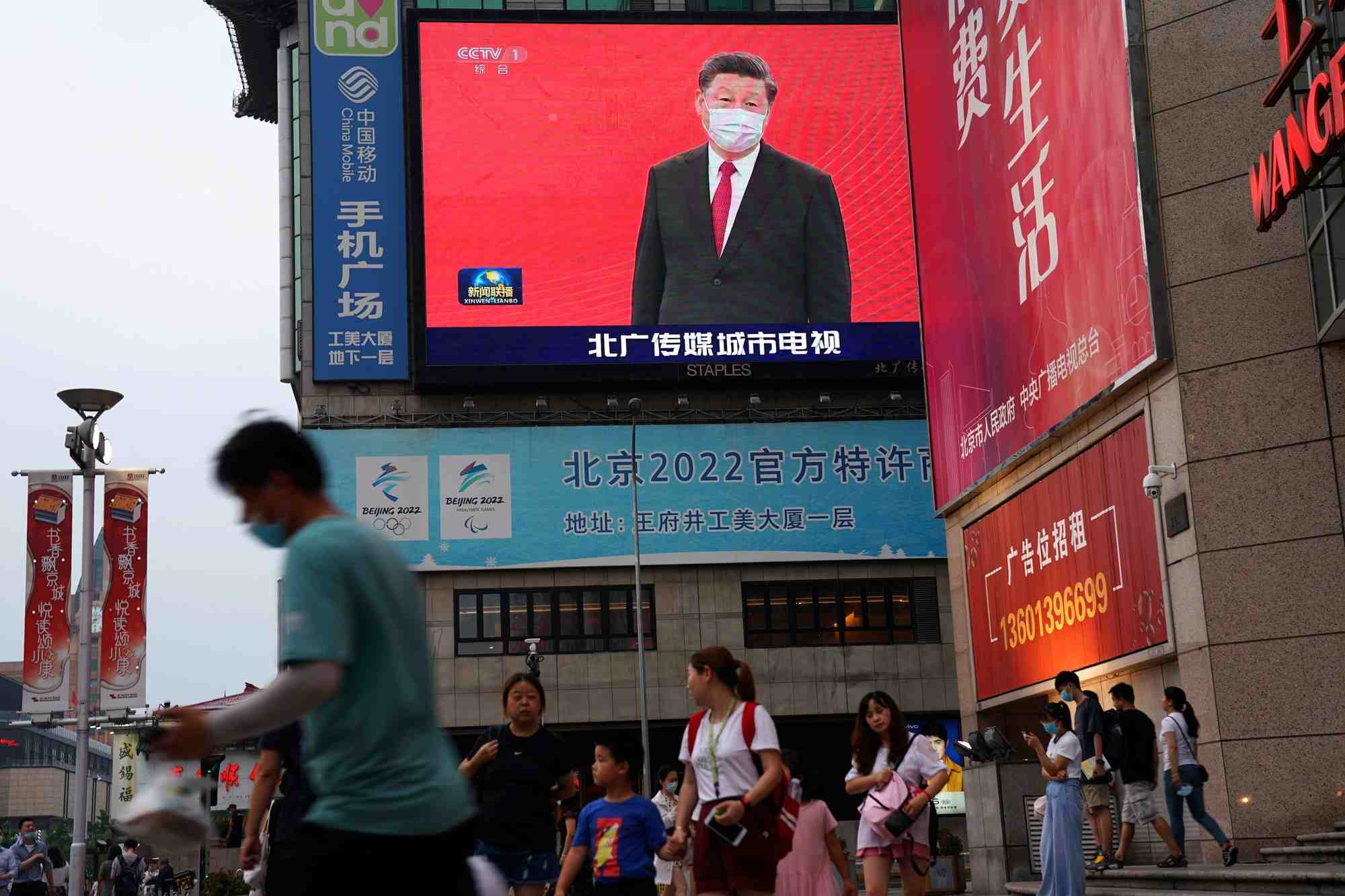 Chine : le président Xi Jinping, masque sur le visage, apparaît sur un écran dans une zone de shopping à Pékin