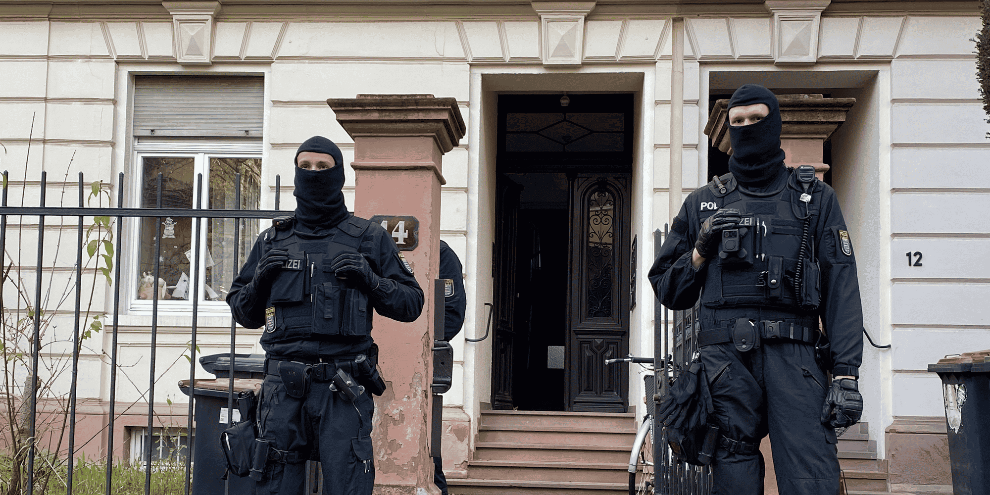 Des membres et des partisans presumes d'un groupe d'extreme droite ont ete arretes lors de raids en allemagne