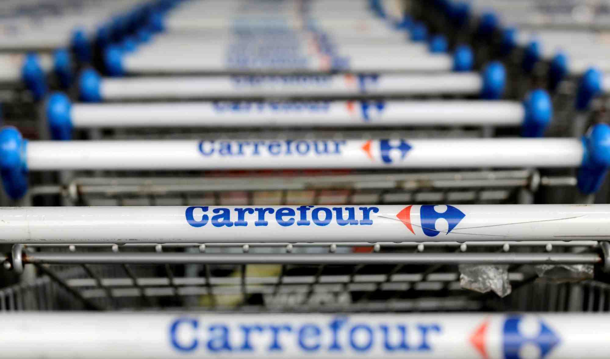 Des chariots de courses dans un supermarche carrefour a sao paulo, bresil