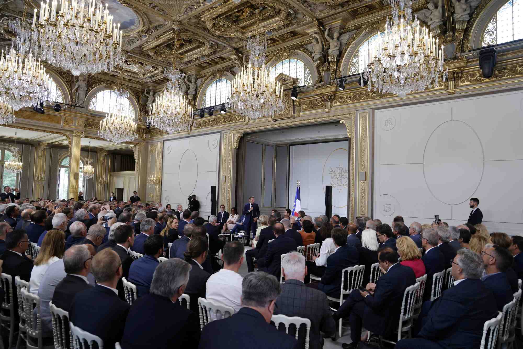 Emmanuel macron rencontre les maires touches par les emeutes
