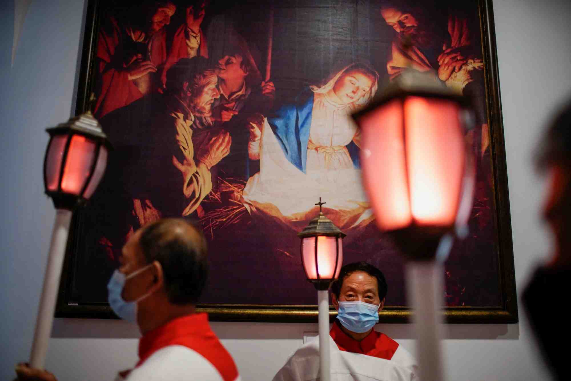 Des catholiques chinois dans une eglise catholique de shanghai