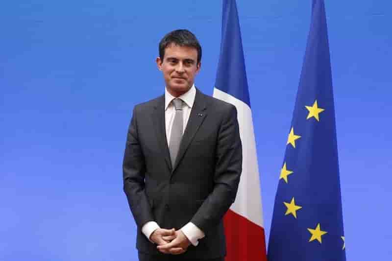 Manuel valls s'erige en exemple de la fierte de devenir francais