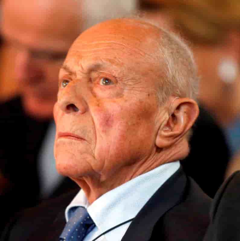 Francois hollande decore michel rocard et l'erige en exemple