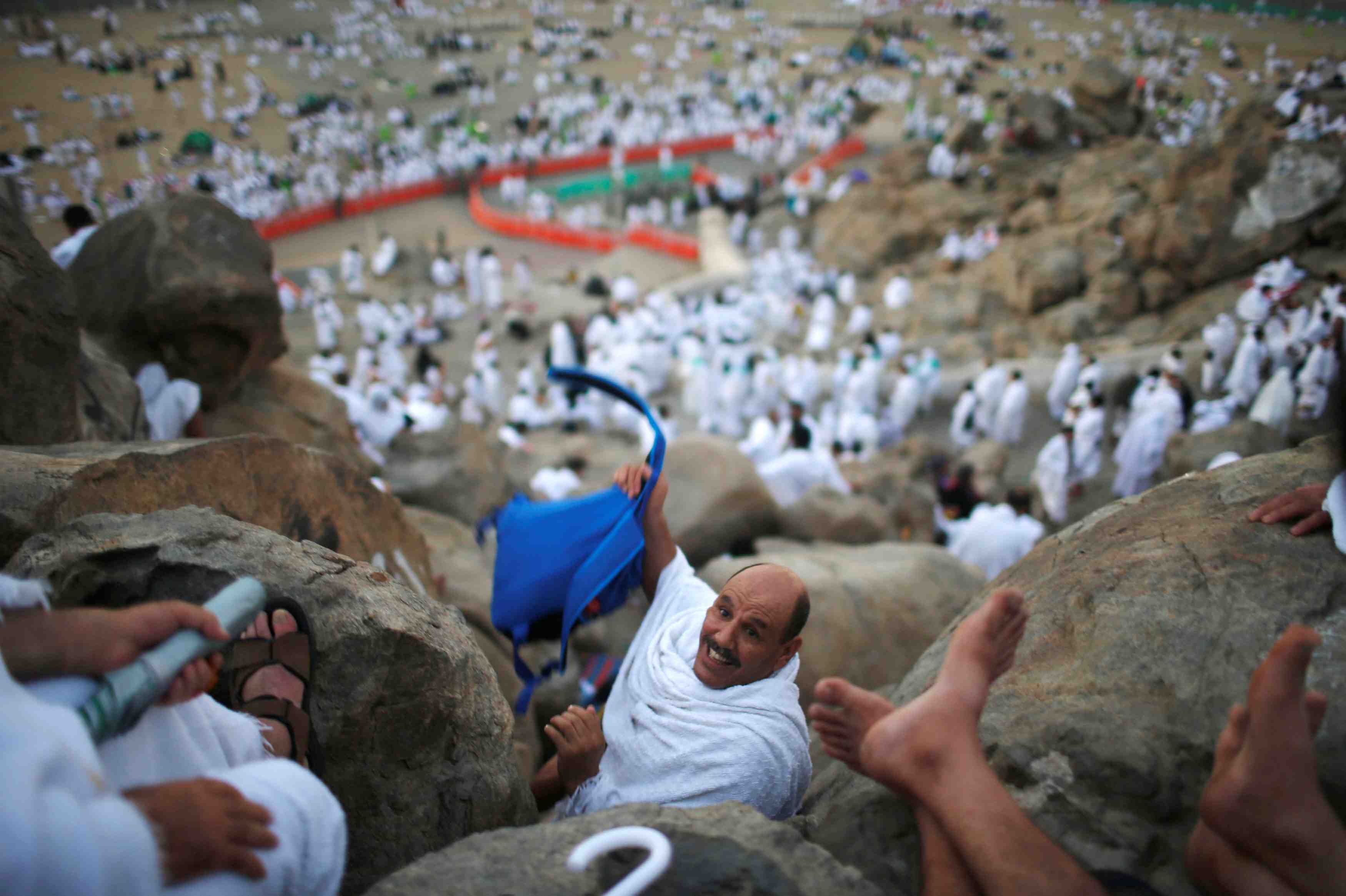 Les pelerins musulmans reunis au mont arafat, temps fort du hadj