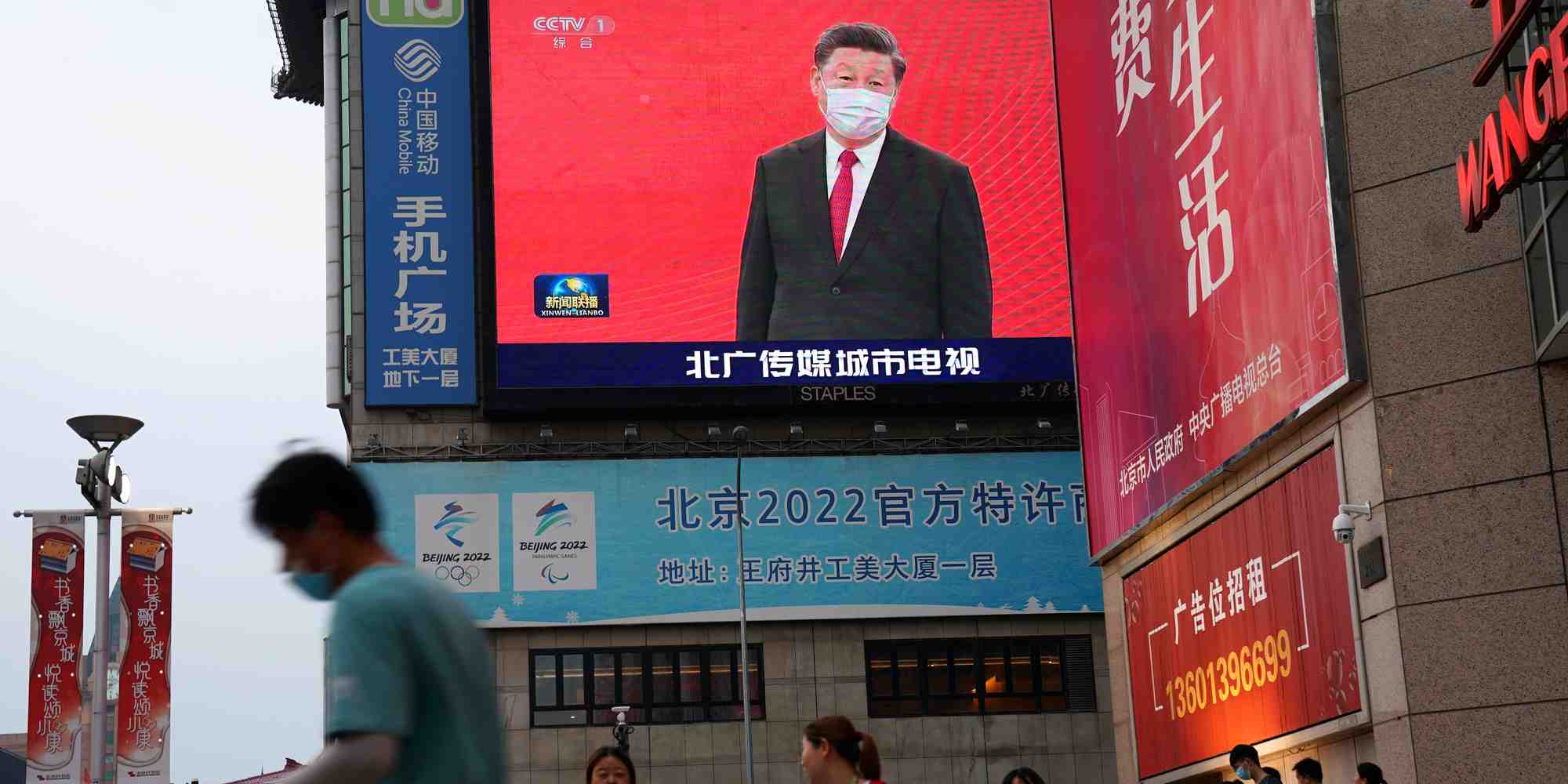 Chine : le président Xi Jinping, masque sur le visage, apparaît sur un écran dans une zone de shopping à Pékin