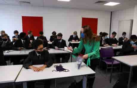 Gb: les enfants retournent a l'ecole apres deux mois de cours a distance