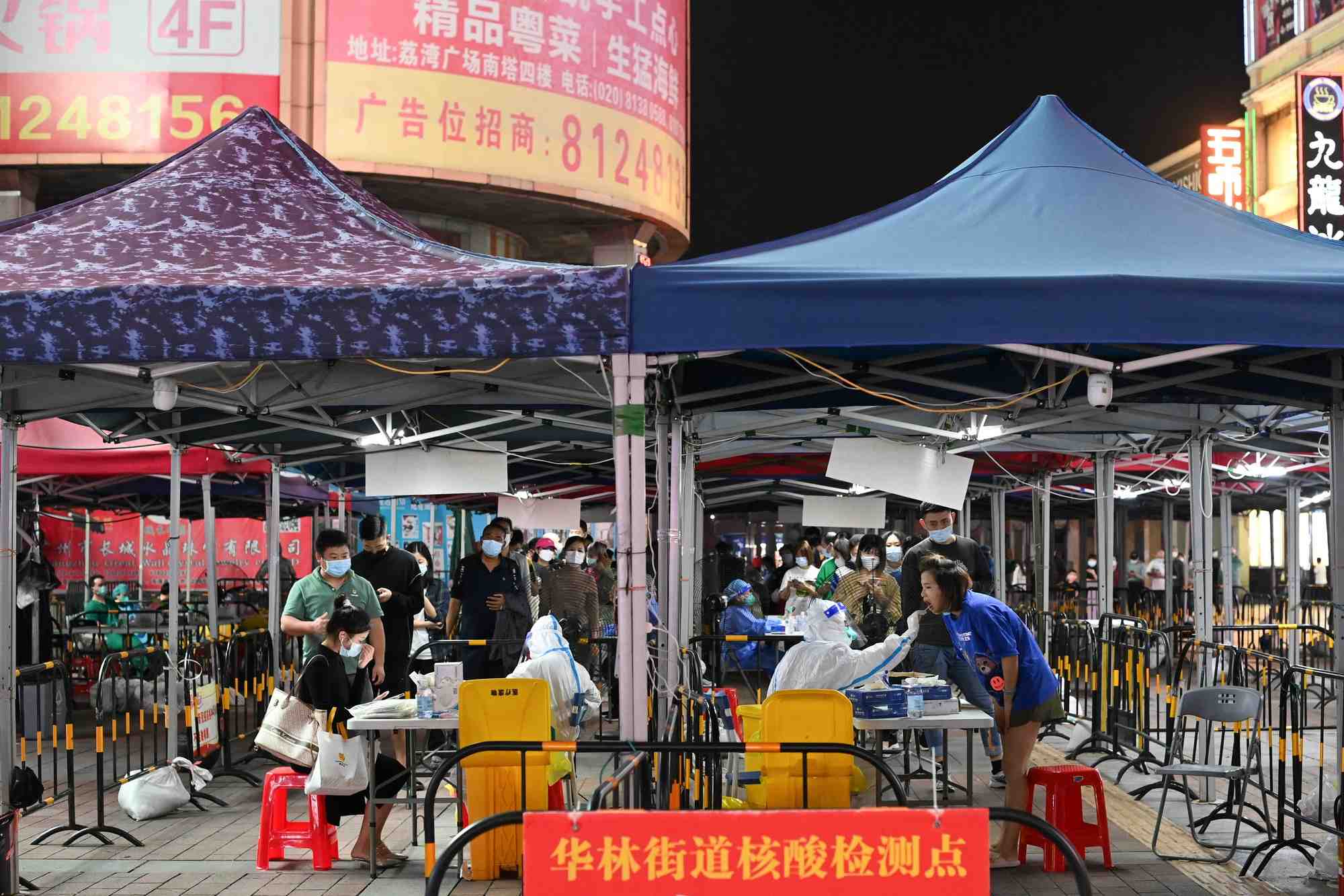 Des personnes font la queue pour se faire depister du covid-19 a guangzhou