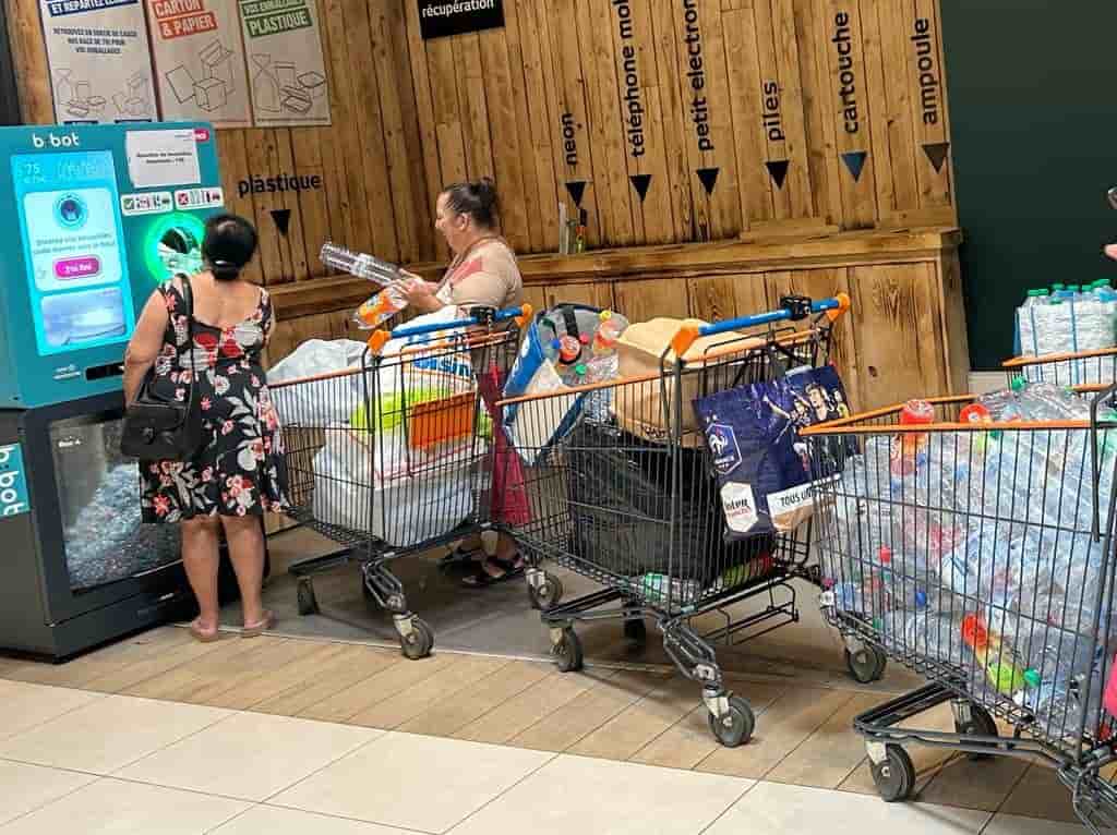 Une fois la bouteille insérée et broyée par le terminal de collecte, le volume de plastique est réduit de 90% et sa valeur multipliée par 3.