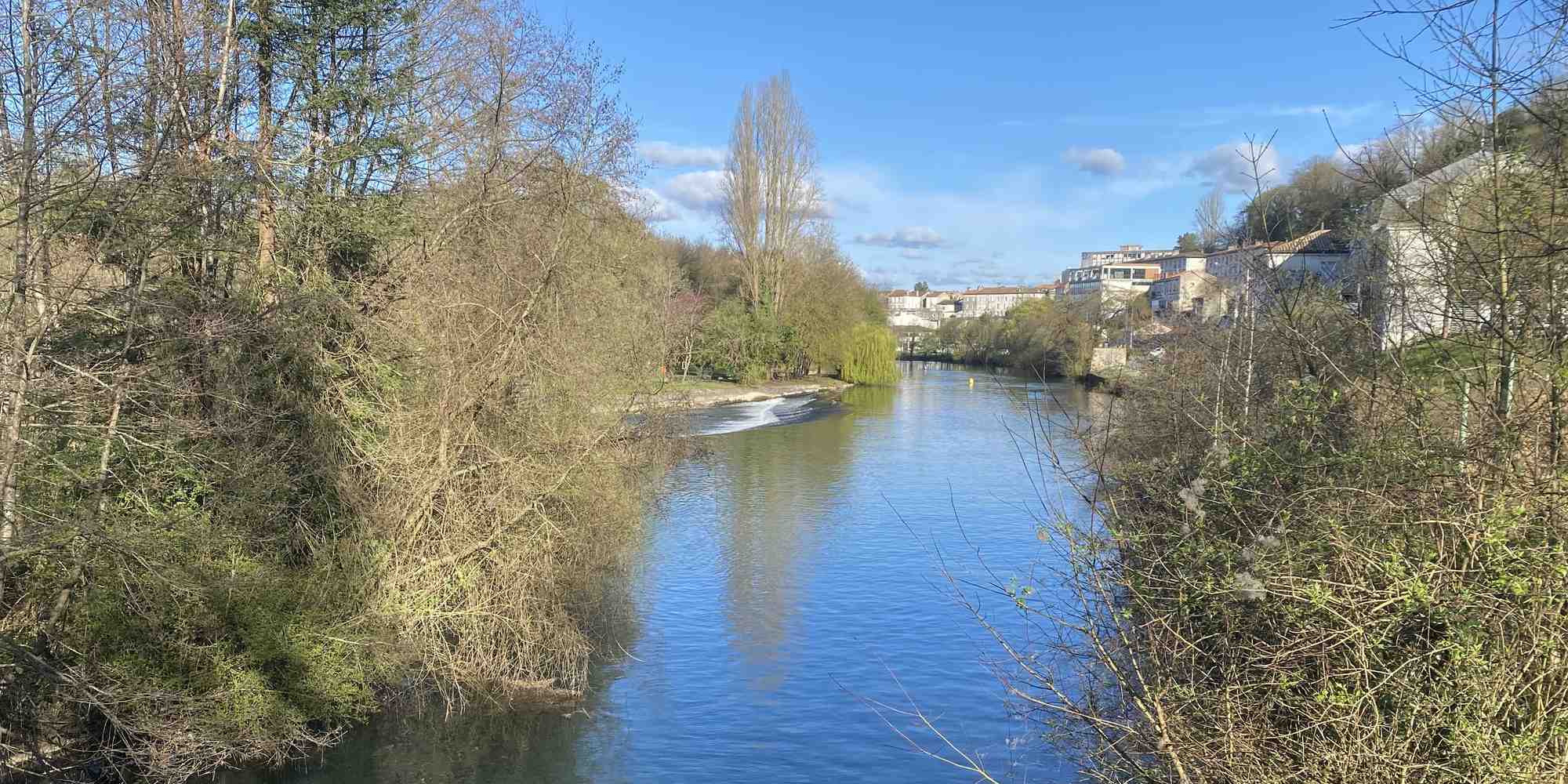 La Charente à Angoulême, où la ressource est déjà sous tension en été pour produire de l'eau potable.