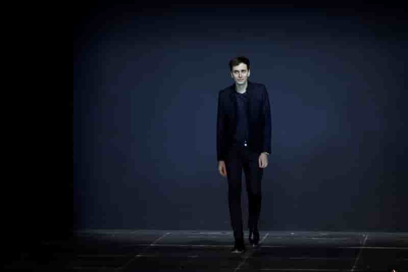 Le couturier hedi slimane saisit la justice contre kering