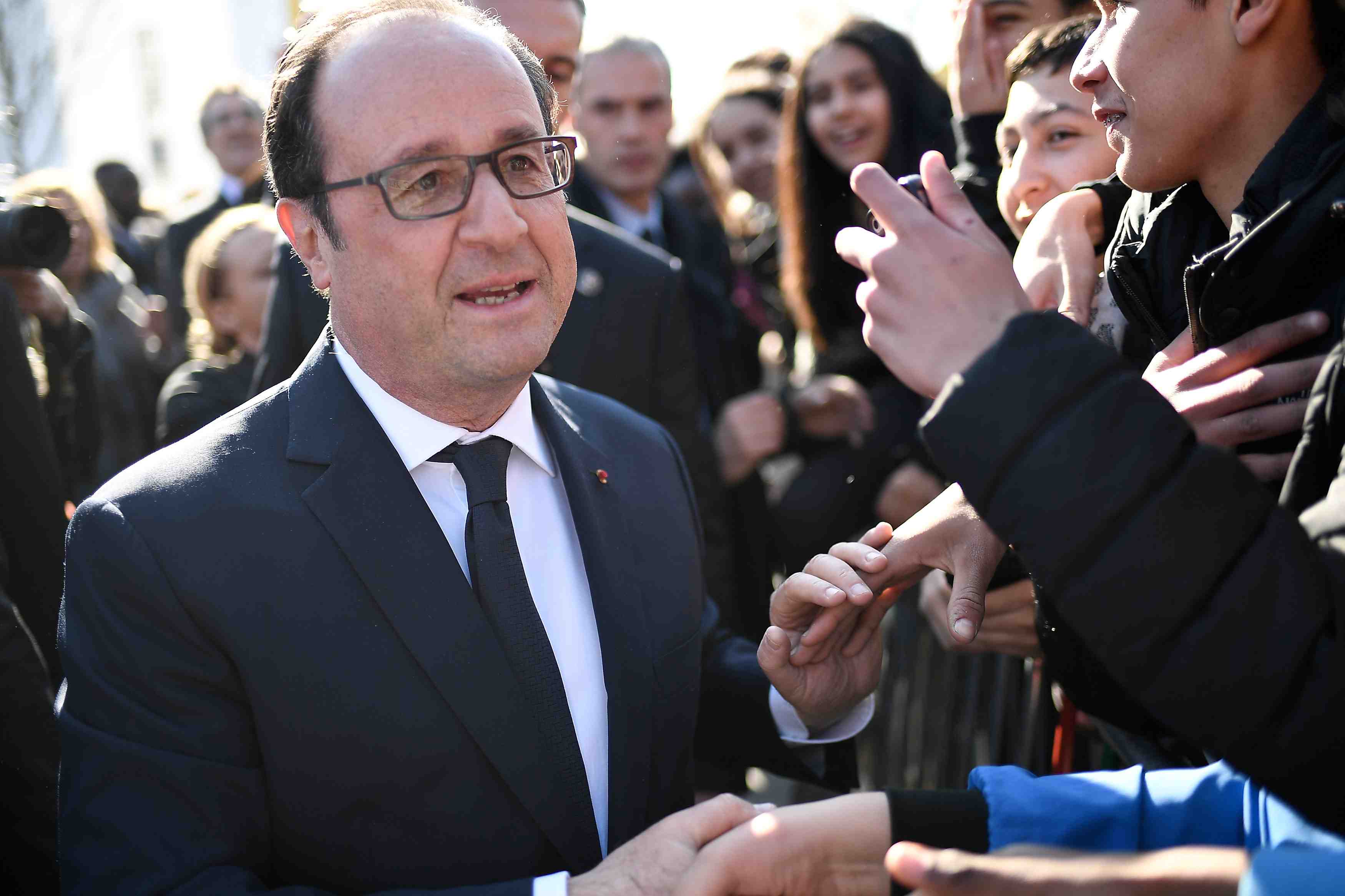 Hollande souhaite que son successeur batisse sur son "socle"