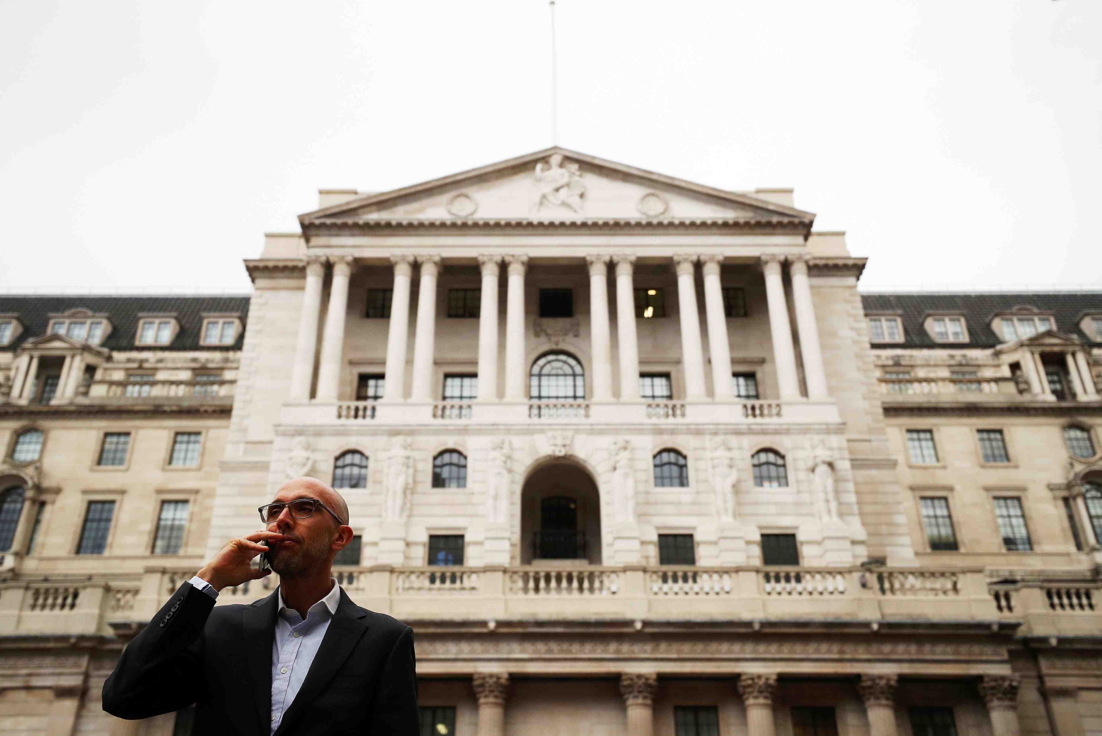 La banque d'angleterre attend jusqu'a 75.000 emplois supprimes dans la finance
