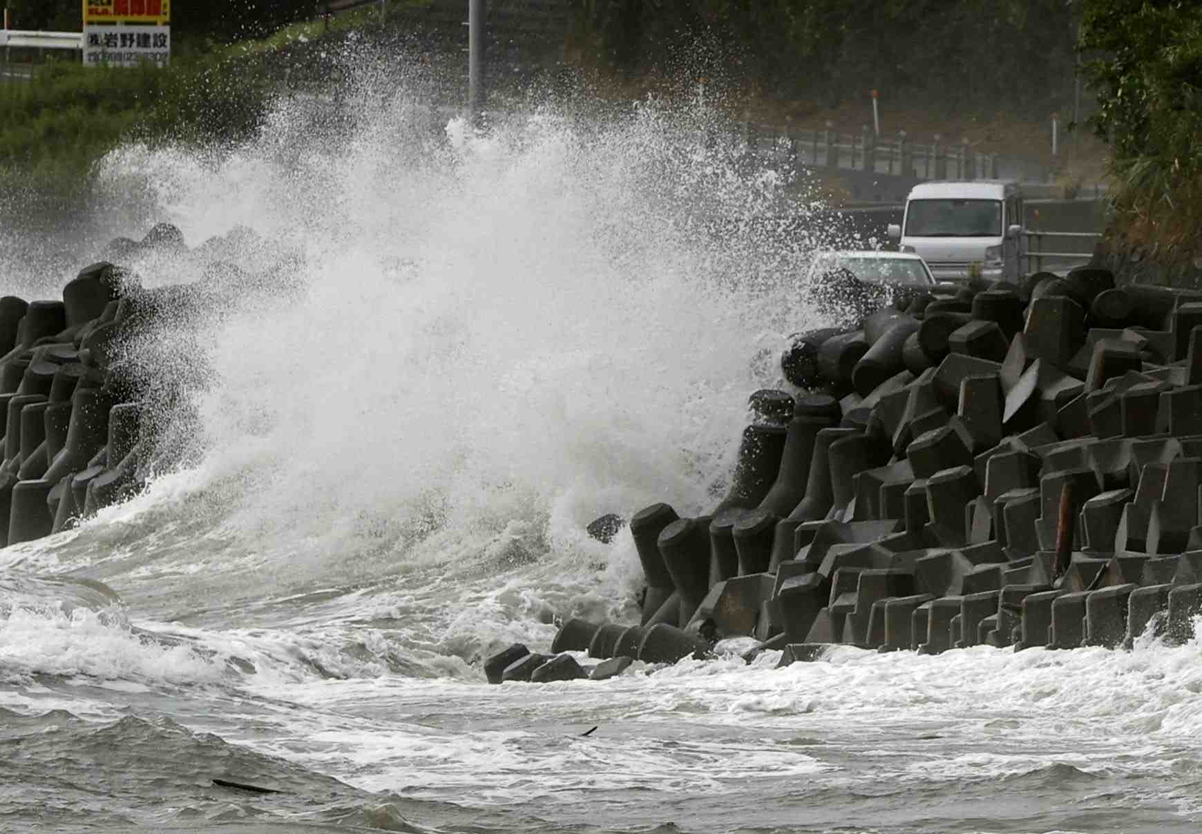 Le typhon haishen s'approche du sud du japon, balaye par la pluie