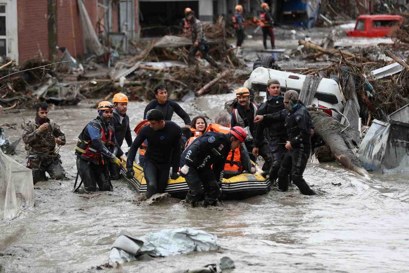 Le bilan des inondations en turquie s'alourdit a 31 morts
