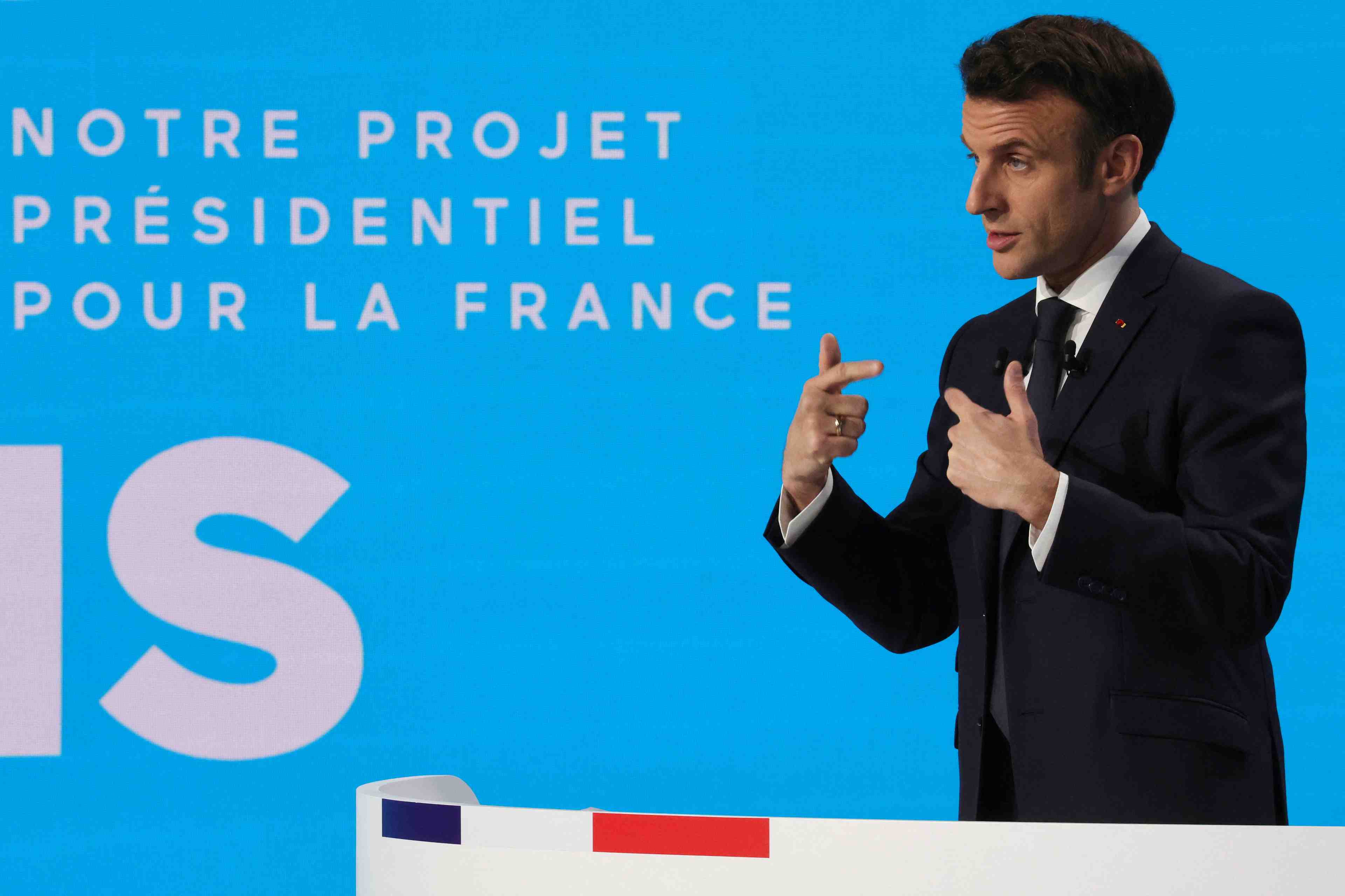 Macron dit vouloir porter progressivement a 65 ans l'age de la retraite