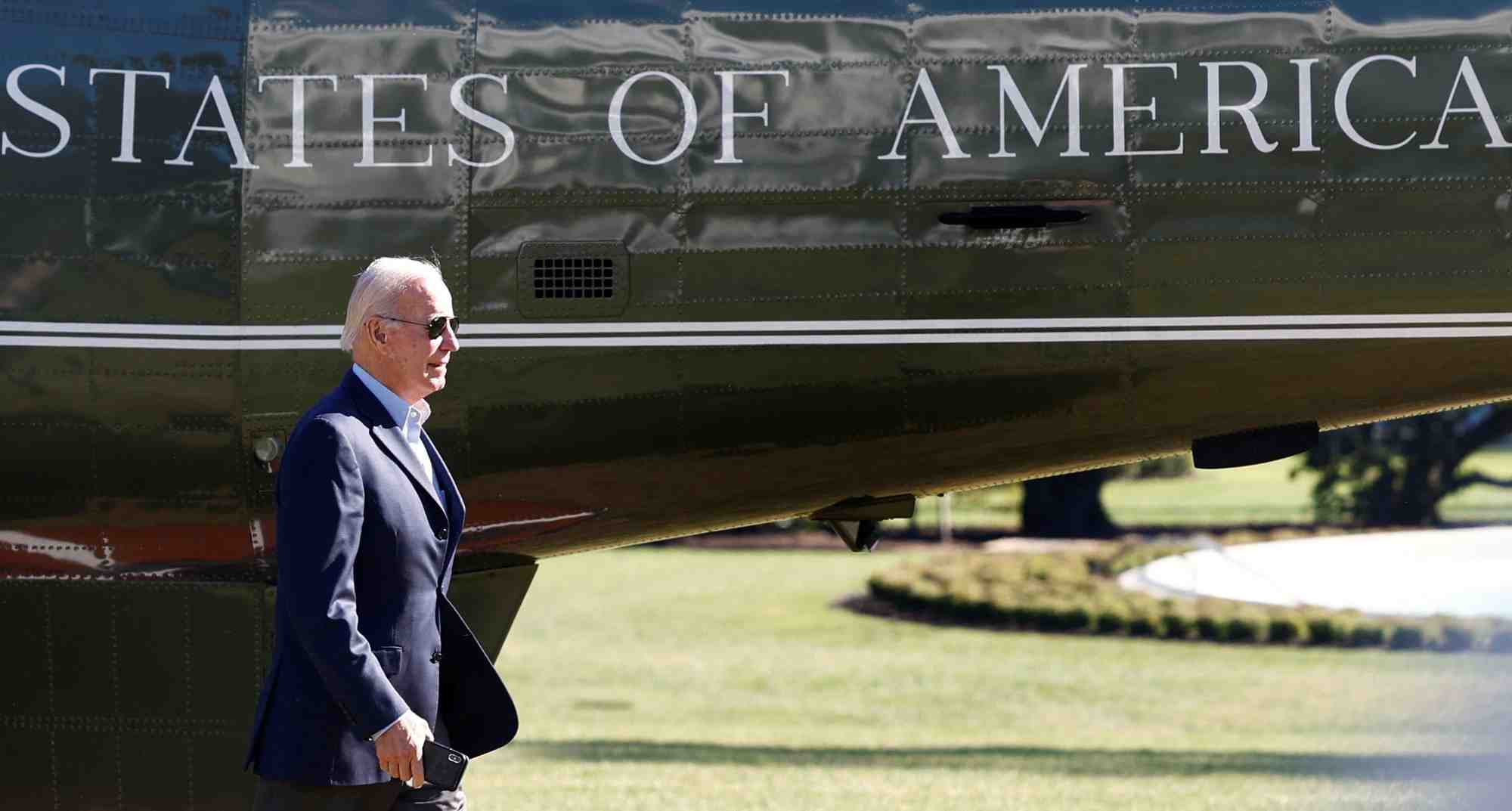 Le president americain joe biden se dirige vers le bureau ovale apres avoir atterri a la maison blanche
