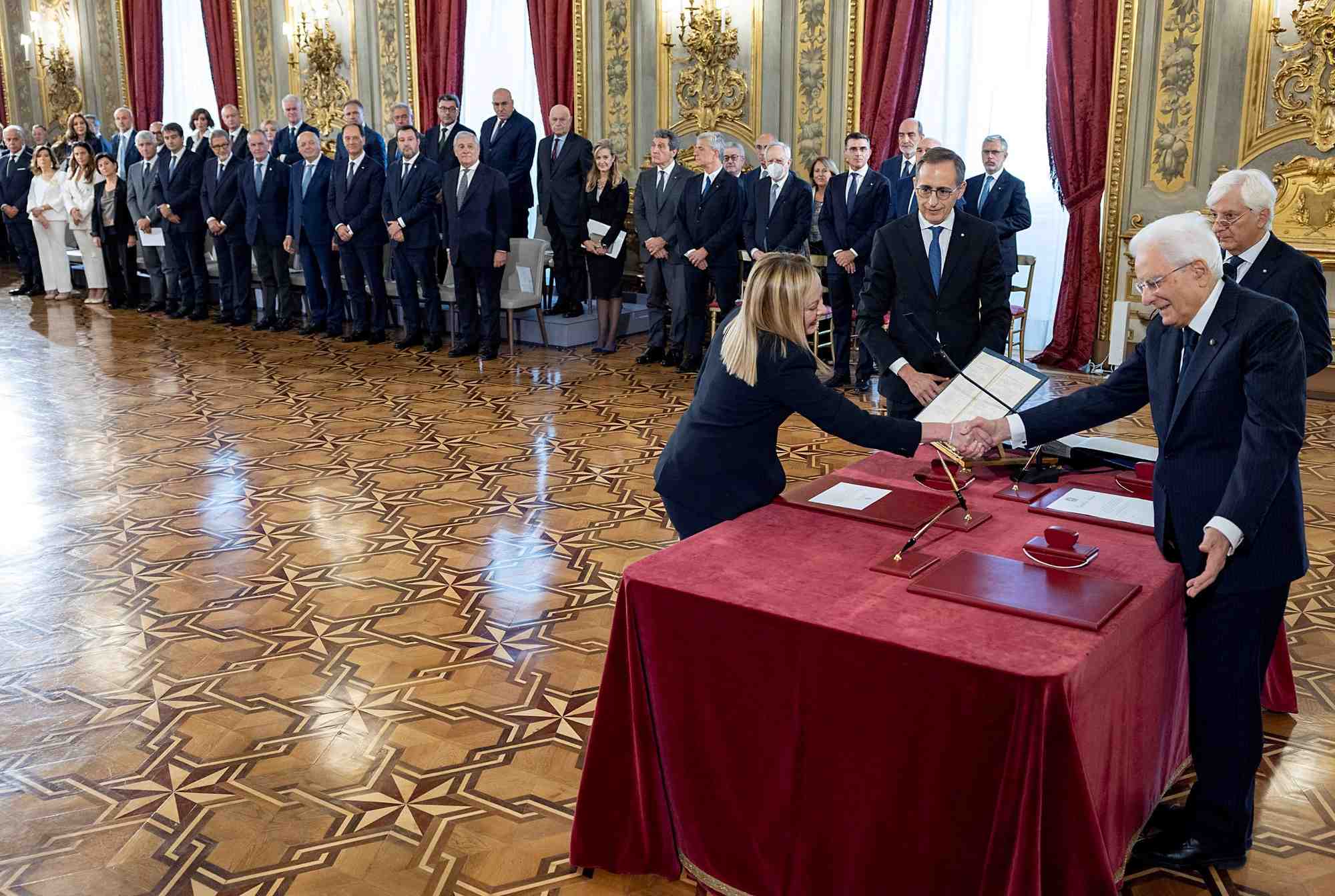 Sergio mattarella serre la main de giorgia meloni lors de la ceremonie de prestation de serment au palais presidentiel du quirinal, a rome