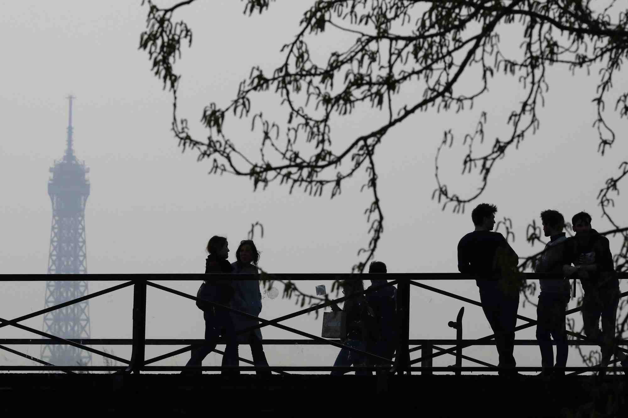 Des personnes traversent un pont sur la seine a paris