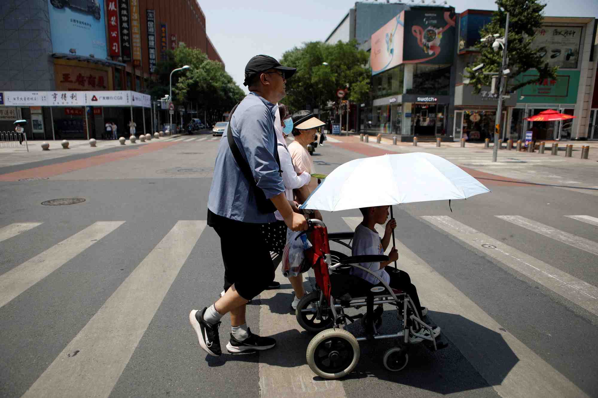 Des pietons lors d'une journee de canicule, a pekin