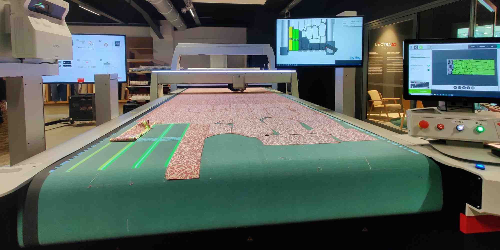 Lectra, poids-lourd mondial de la découpe industrielle, connecte ses tables de découpe mais aussi les étapes amont et aval de l'industrie de la mode.