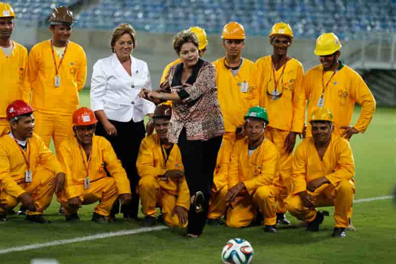 Mondial: Rousseff promet que les stades seront prêts à temps
