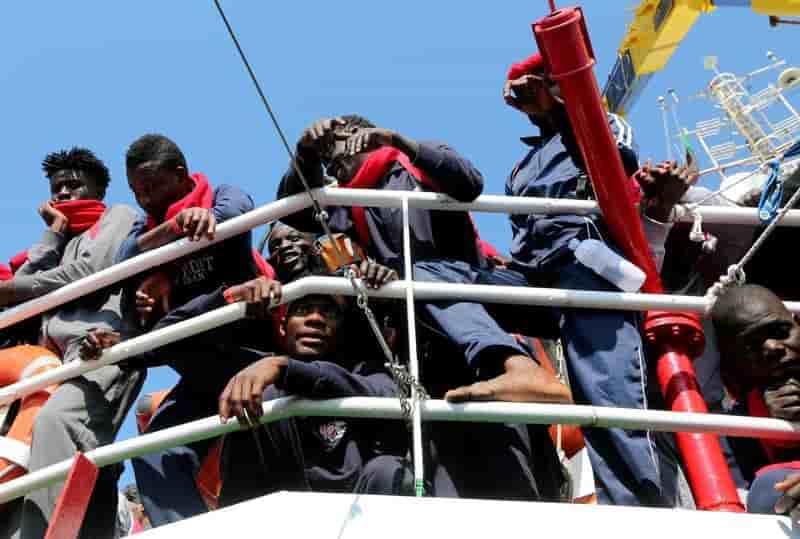 Migrants: cinq ong refusent le code de conduite presente par rome