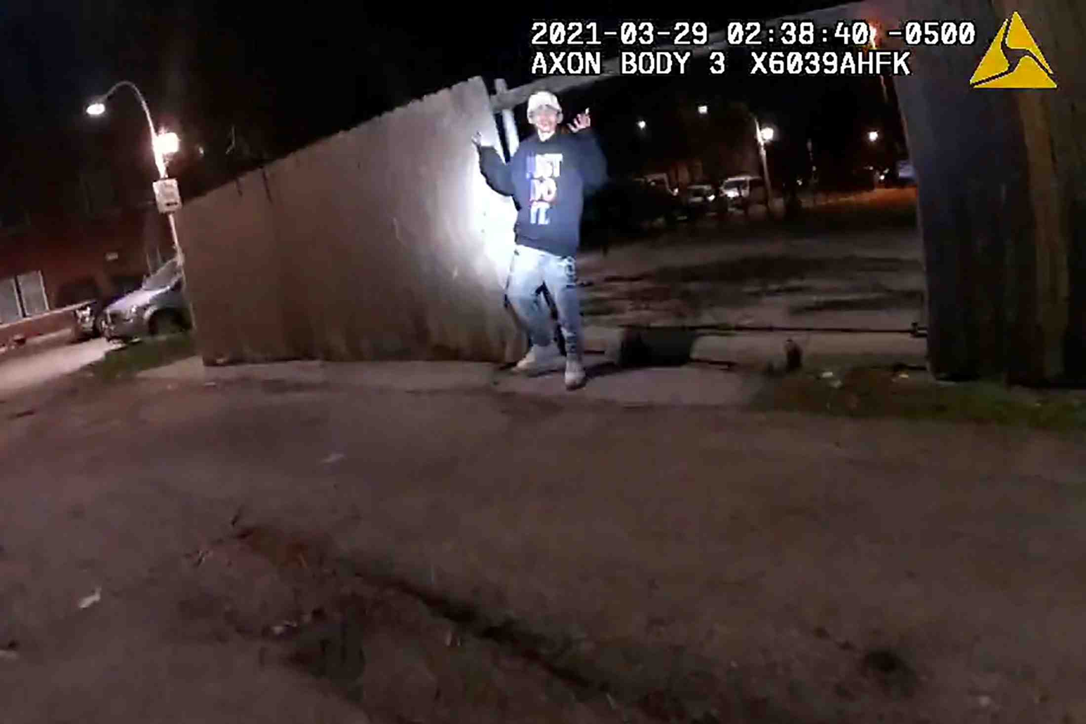 Usa: les autorites de chicago publient la video d'un policier abattant un garcon de 13 ans