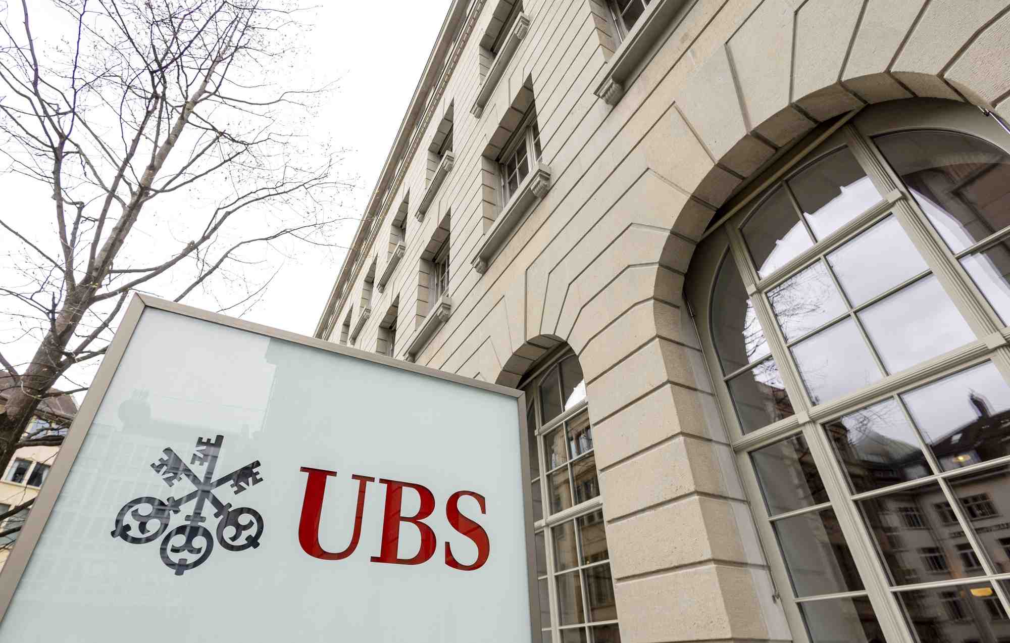 Le logo de la banque suisse ubs est visible a zurich