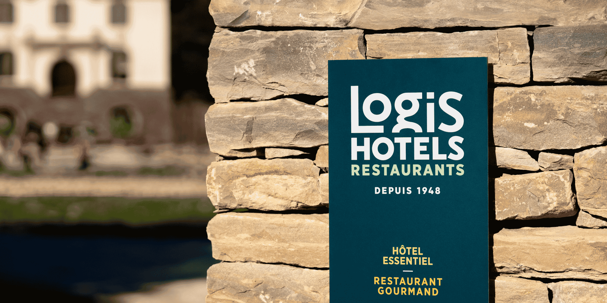 Le groupe Logis Hôtels, qui compte 2.000 hôtels-restaurants affiliés, veut booster sa notoriété et revendique le positionnement d'une hôtellerie "déstandardisée", "à visage humain".