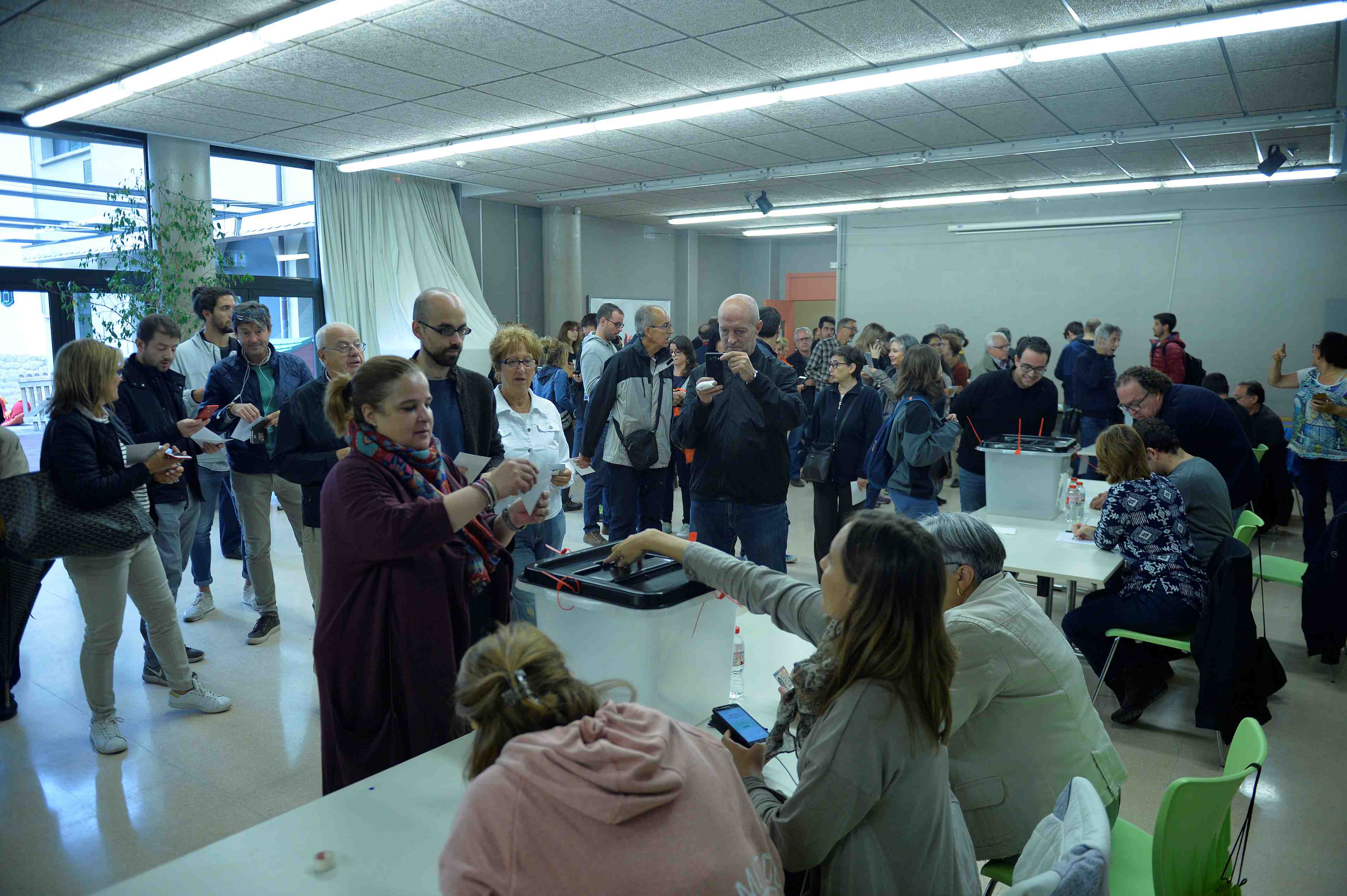 Les catalans commencent a voter