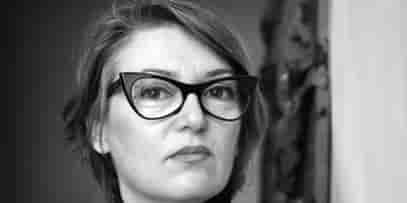 Raphaële Bidault-Waddington est fondatrice du LIID Future Lab. Ce dernier coordonne des laboratoires de recherche artistique et prospective dans l'art, l'image, la littérature, les cultural studies, l'architecture, l'urbanisme, le développement durable, l'économie, les humanités digitales, l'intelligence artificielle, la post-vérité.