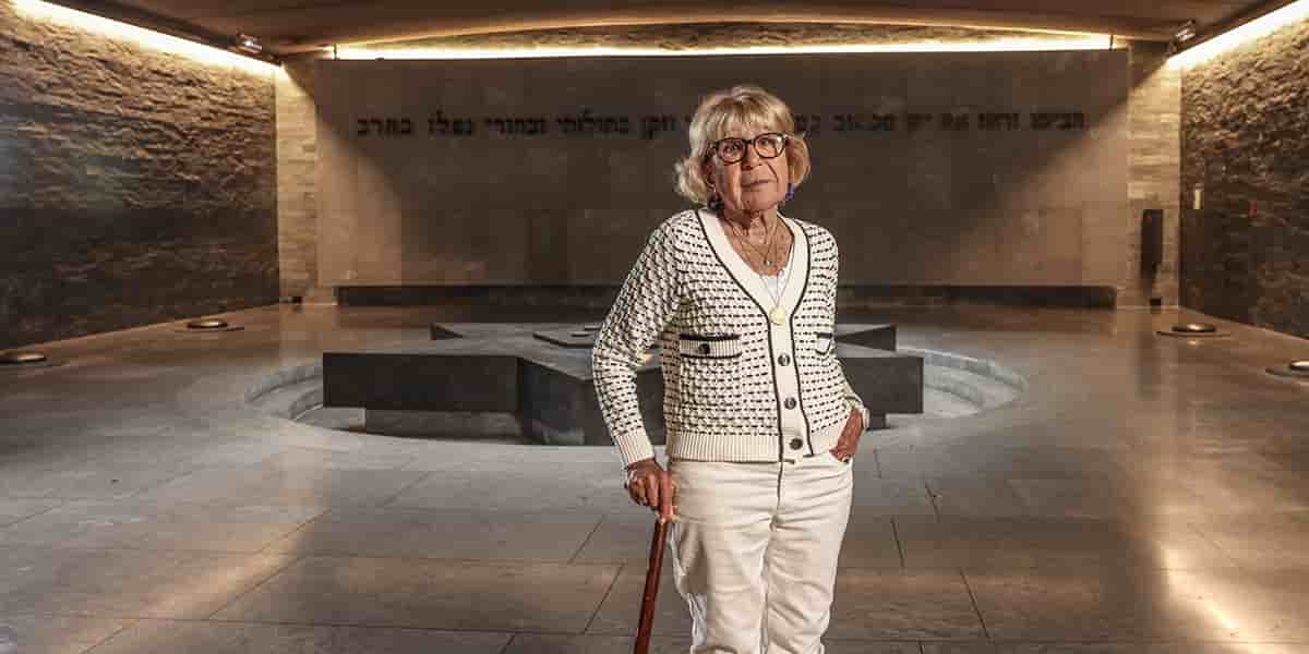 Arlette Testyler, ici au Mémorial de la Shoah à Paris en 2022, publie le 15 mai son témoignage, « J’avais 9 ans quand ils nous ont raflées ».