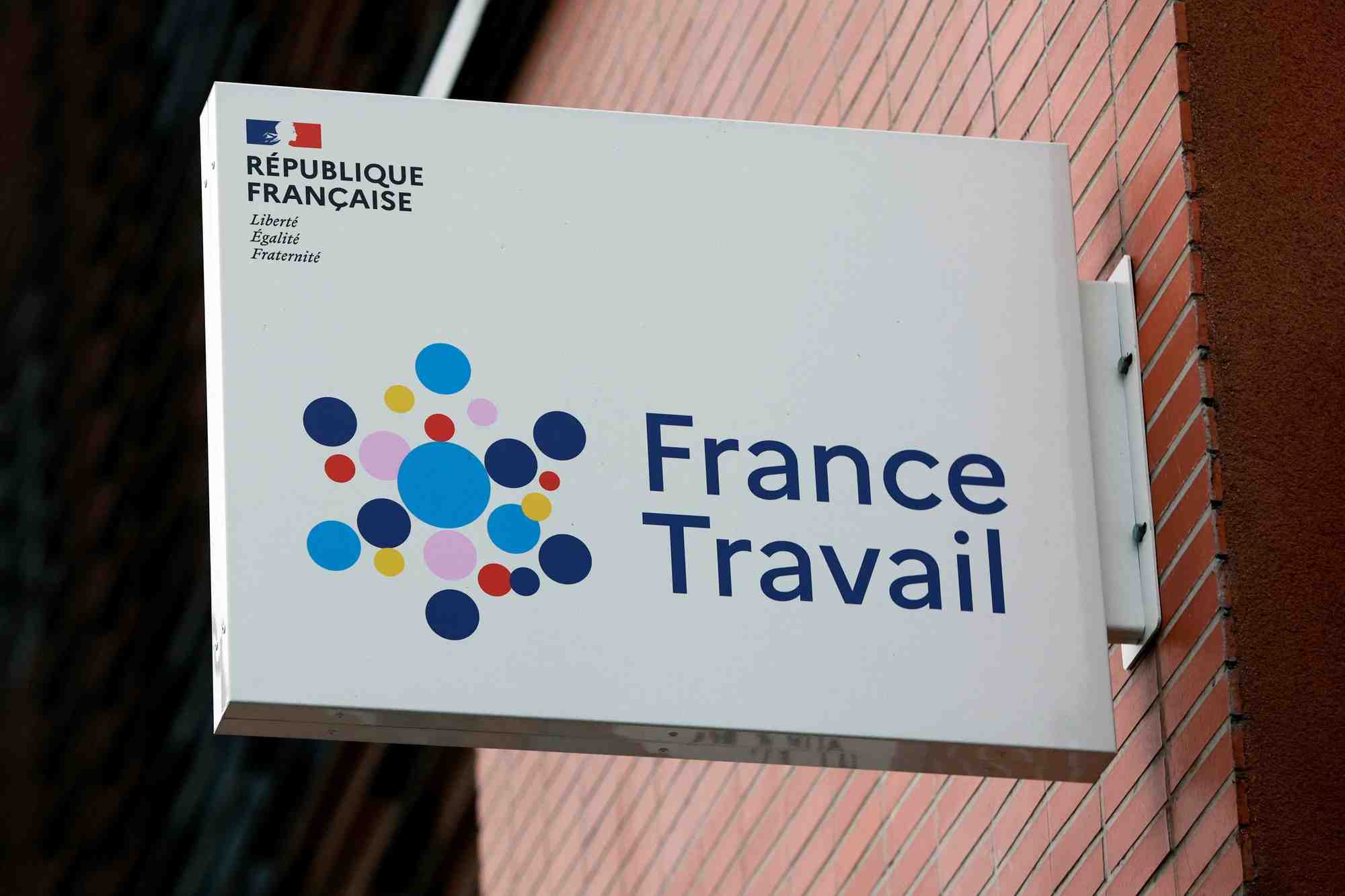 Chez les jeunes de moins de 25 ans, la hausse atteint 8,5%.