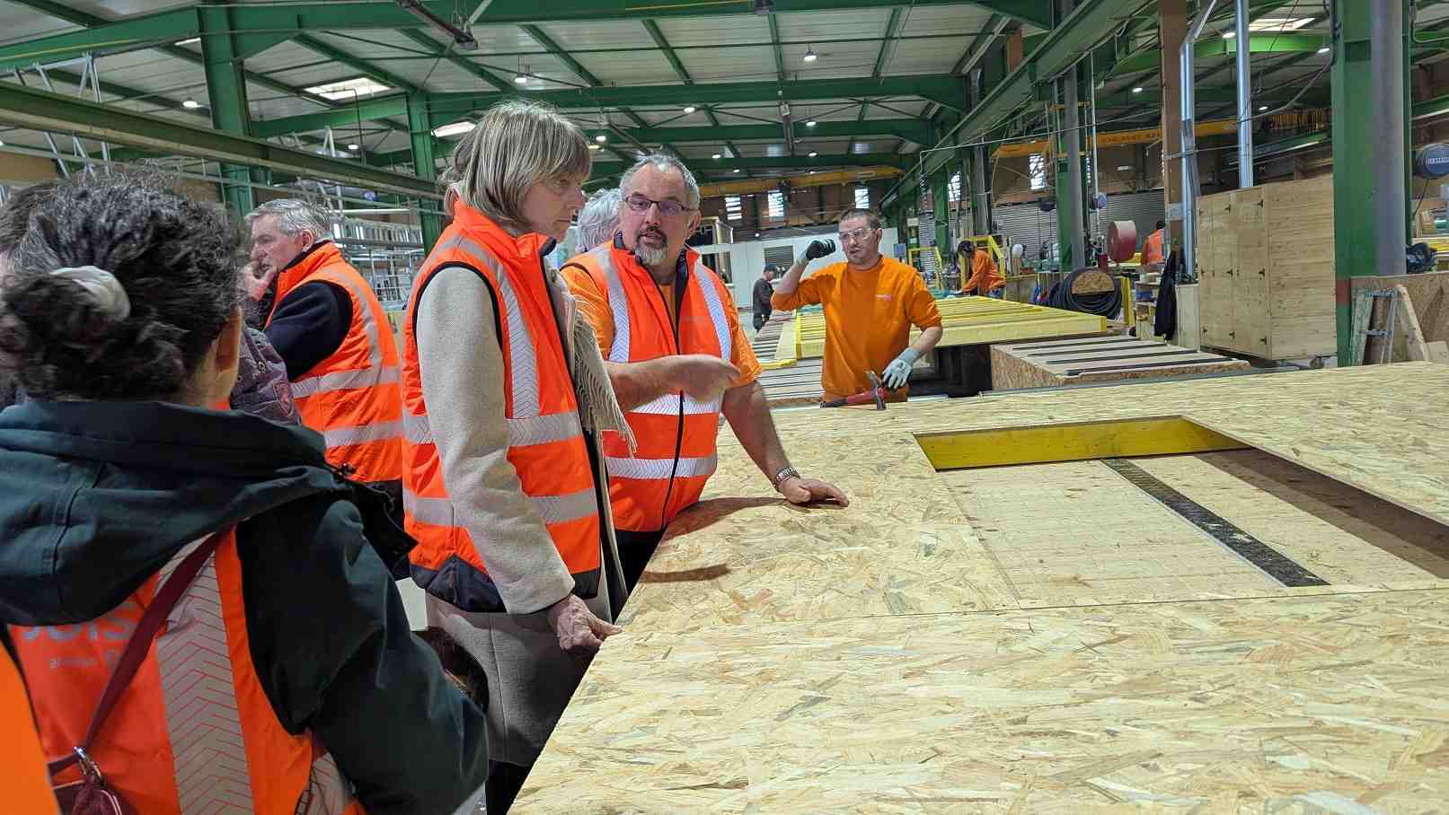 En visite chez Ossabois, dans la Loire, la ministre a annoncé des mesures visant à "lever l'un des derniers points qui faisait obstacle au développement de la construction bois".
