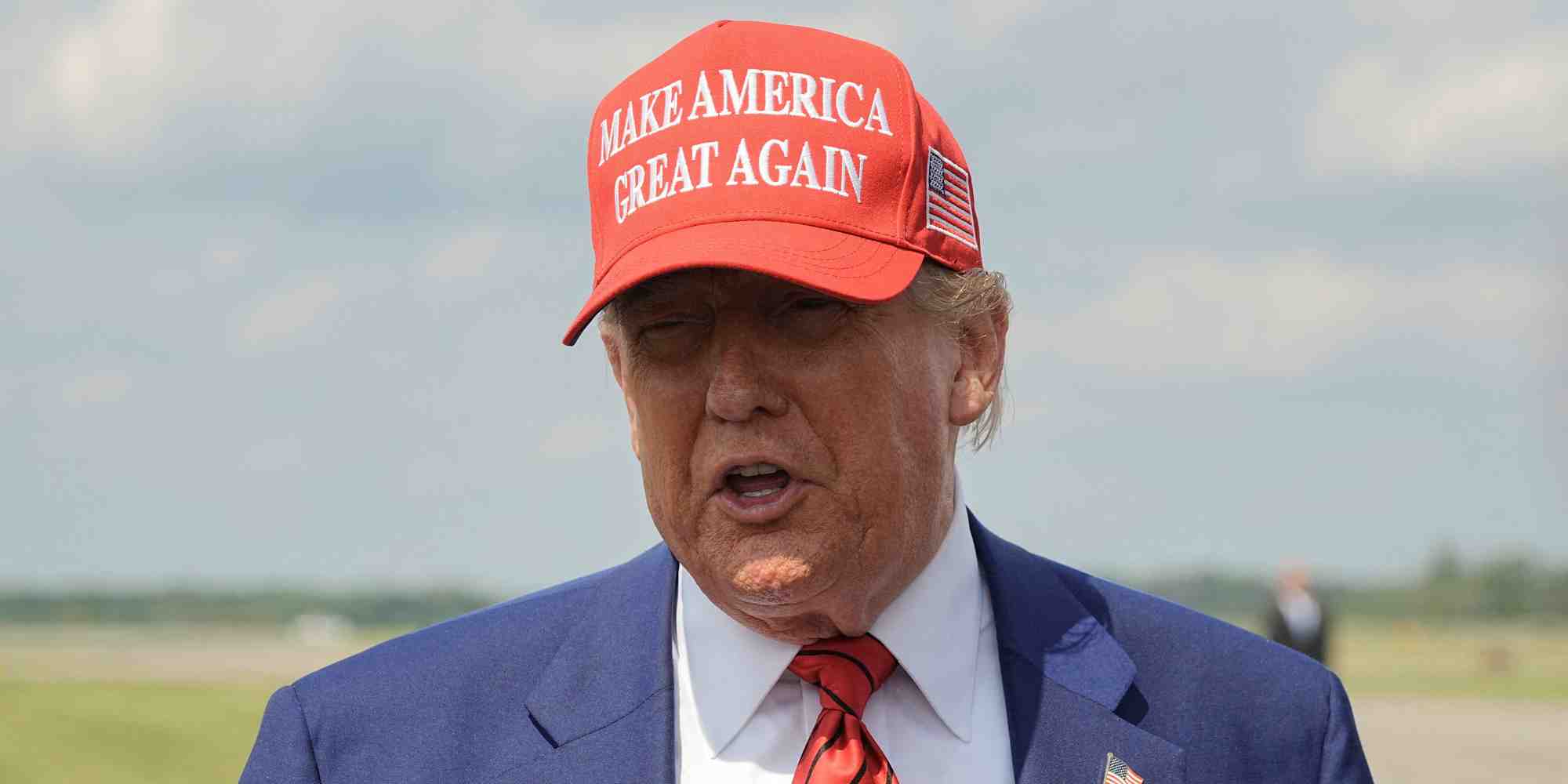 Donald Trump a signé jeudi le décret fixant le montant des nouveaux droits de douane qui toucheront plusieurs dizaines de pays, allant de 10 % à 41 %.