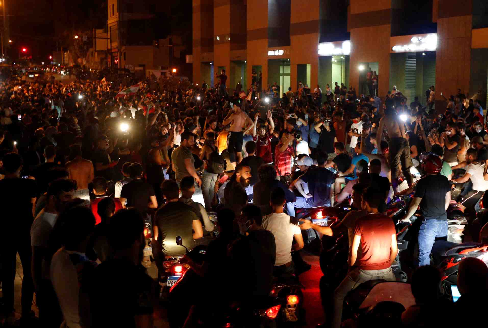 Liban: des manifestants bloquent des routes sur fond de crise economique